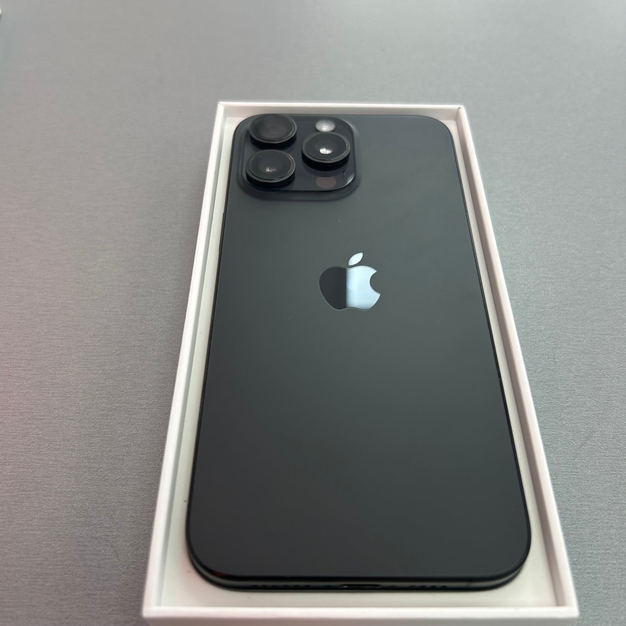 Apple iPhone 15 Pro Max 256GB Black Titanium - 100% Battery Health