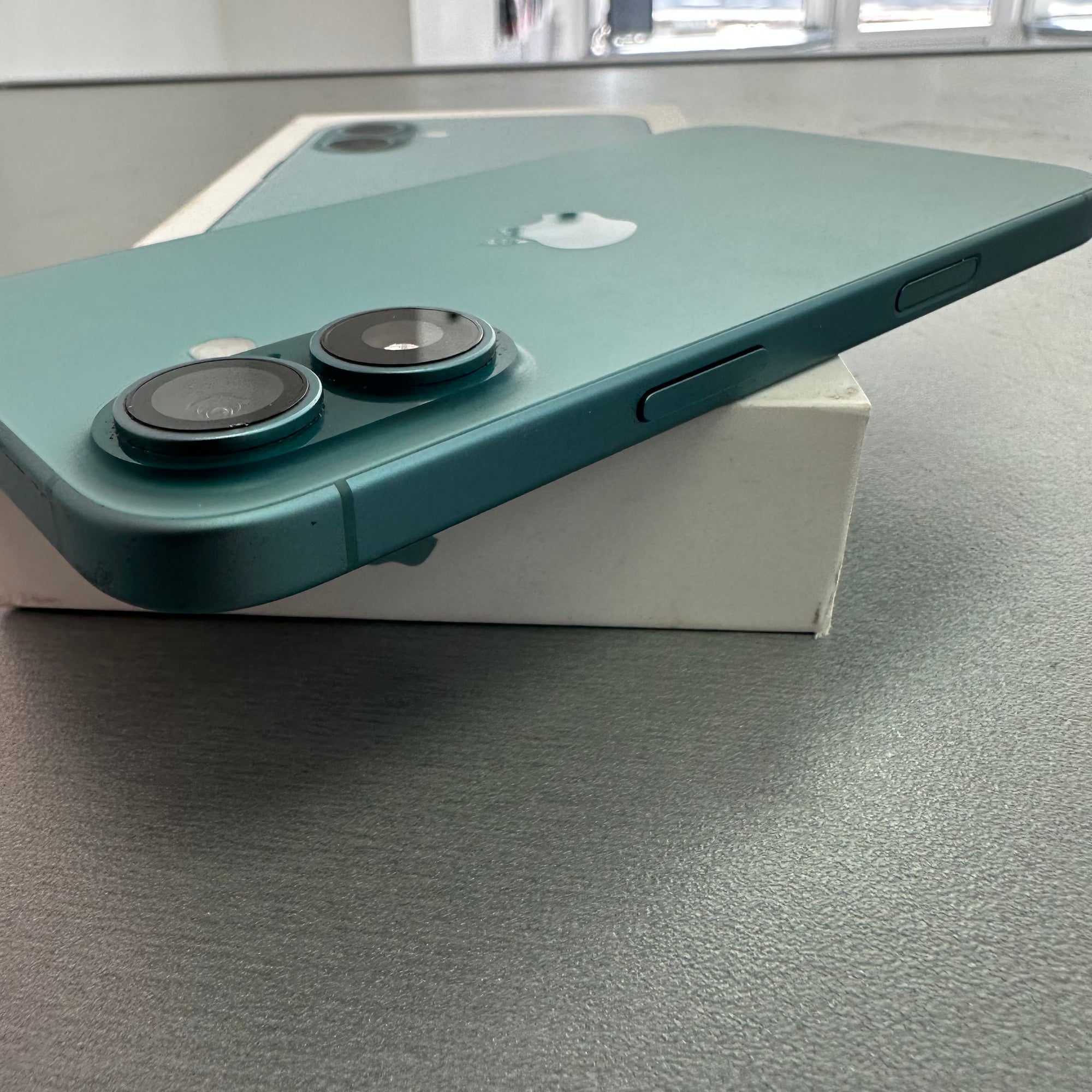 Apple iPhone 16 128GB Teal - 96% Battery Health
