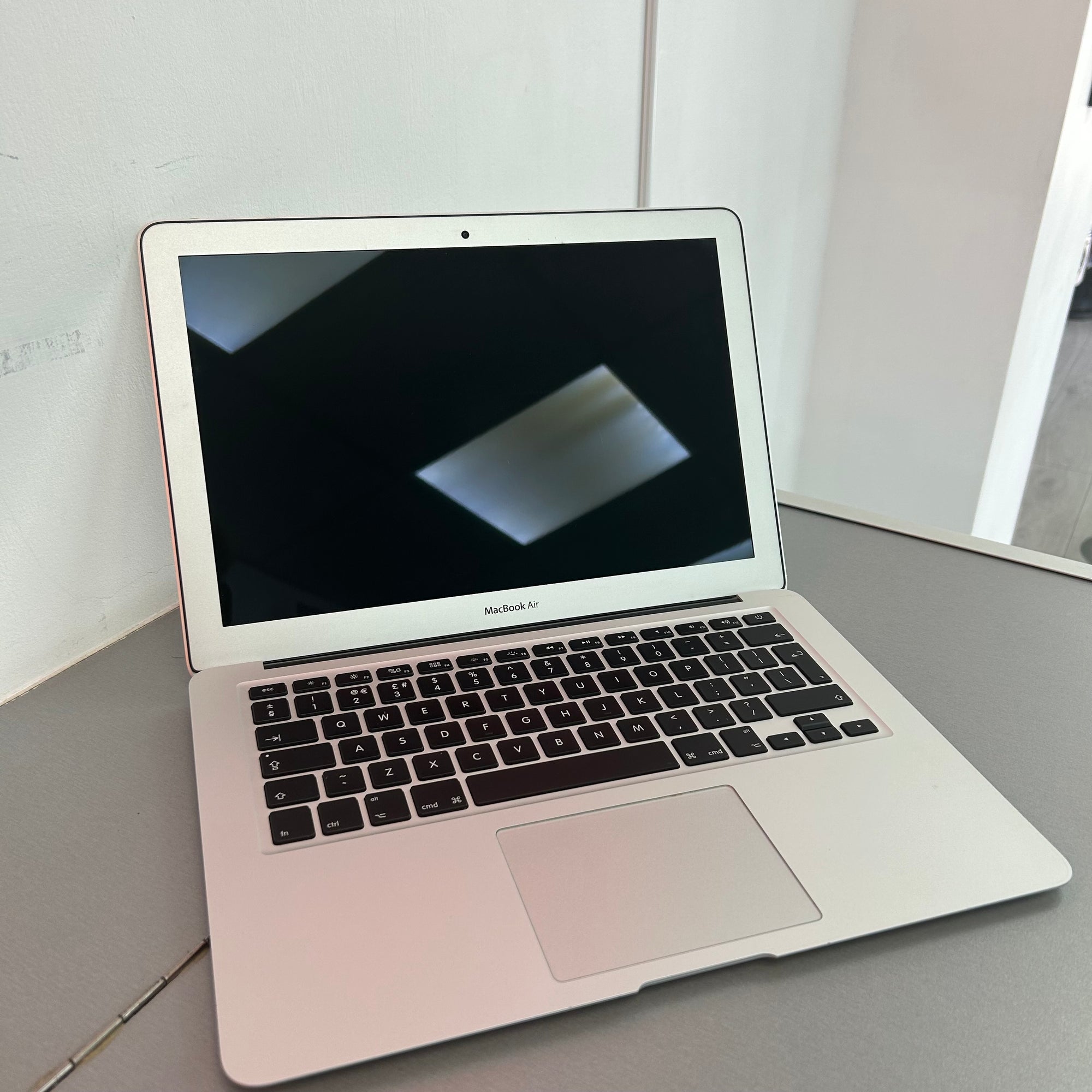 Apple MacBook Air 13-inch 2017 - Intel Core i5, 8GB RAM & 128GB Storage
