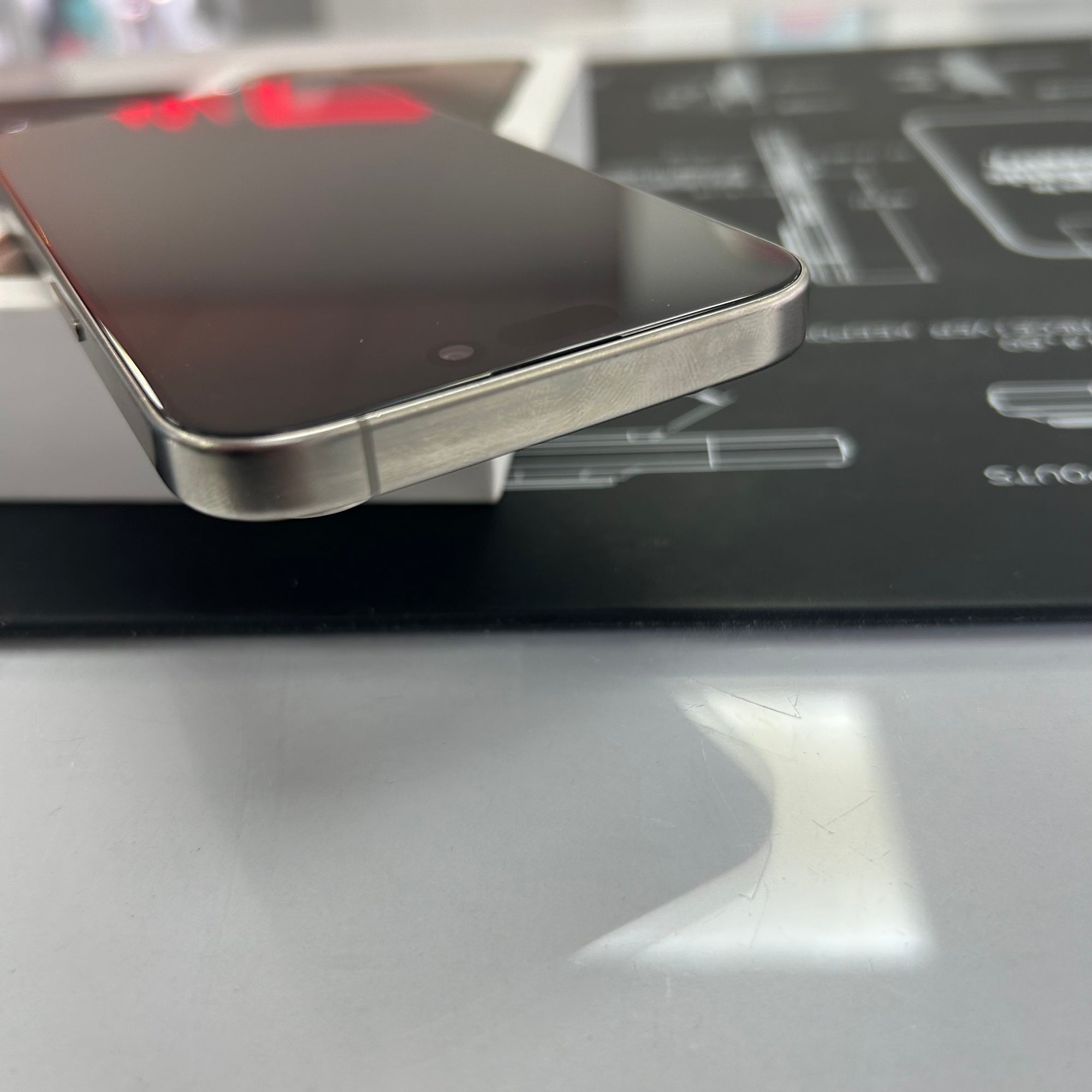 Apple iPhone 15 Pro 128GB - Natural Titanium - 100% Battery Health