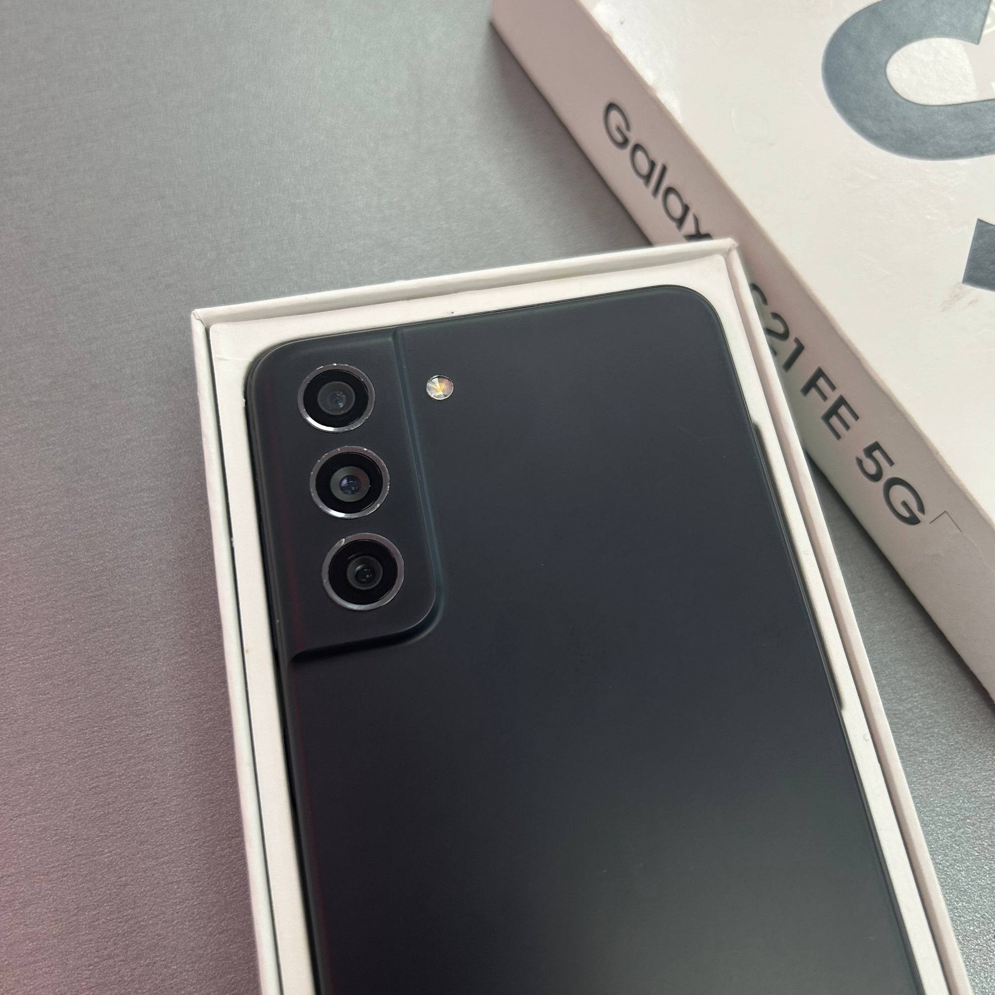 Samsung Galaxy S21 FE - Graphite &amp; 128GB