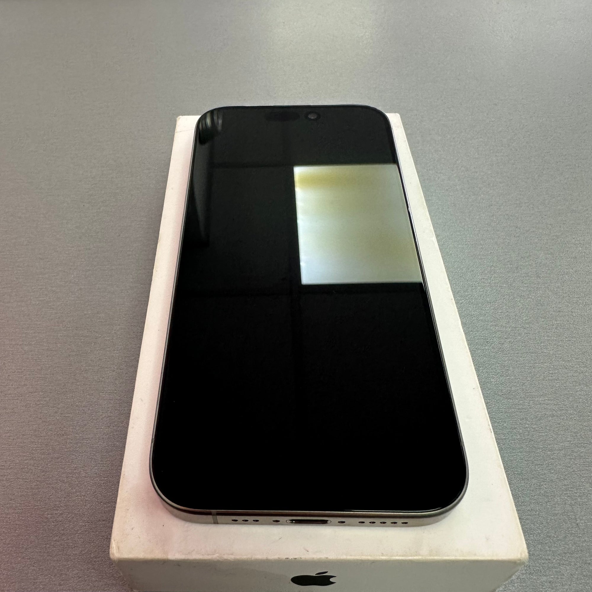 Apple iPhone 15 Pro 128GB - Natural Titanium - 92% Battery Health