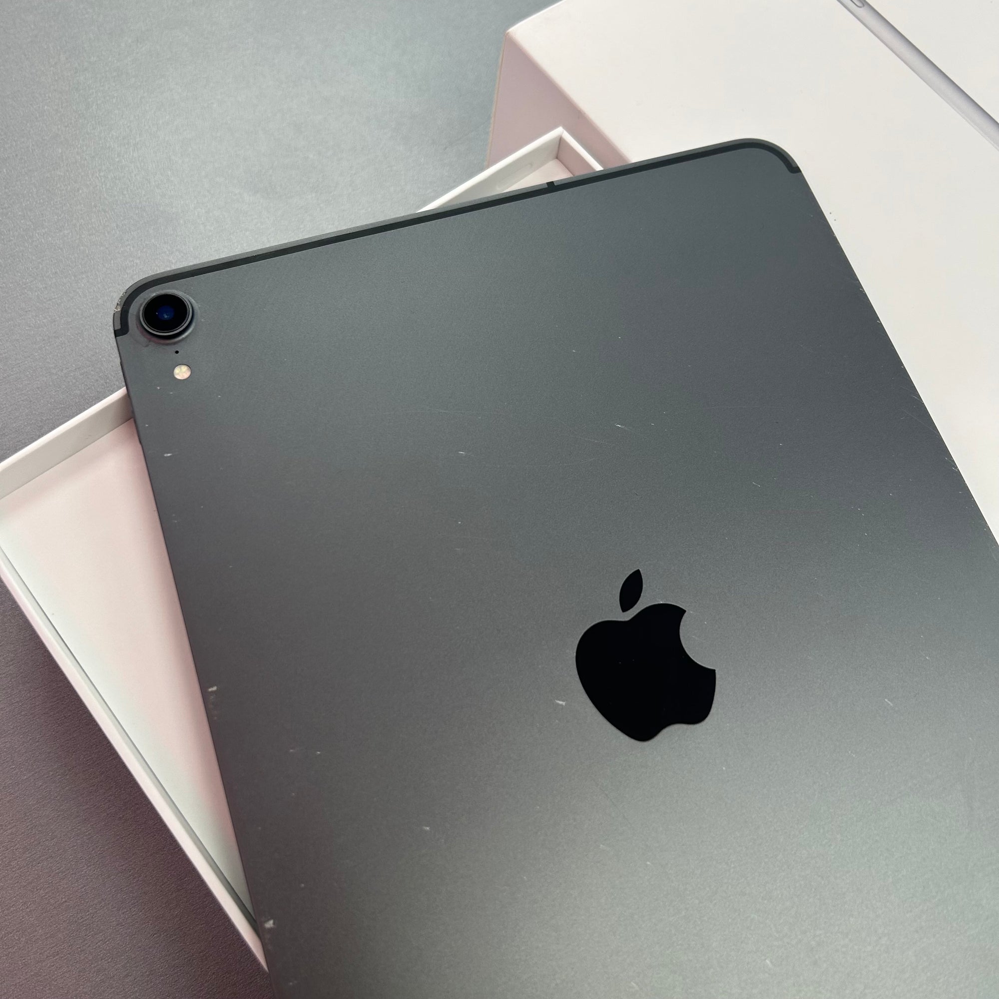 Apple iPad Pro 11 inch (1st Generation) 64GB Space Grey Wi-Fi &amp; Cellular