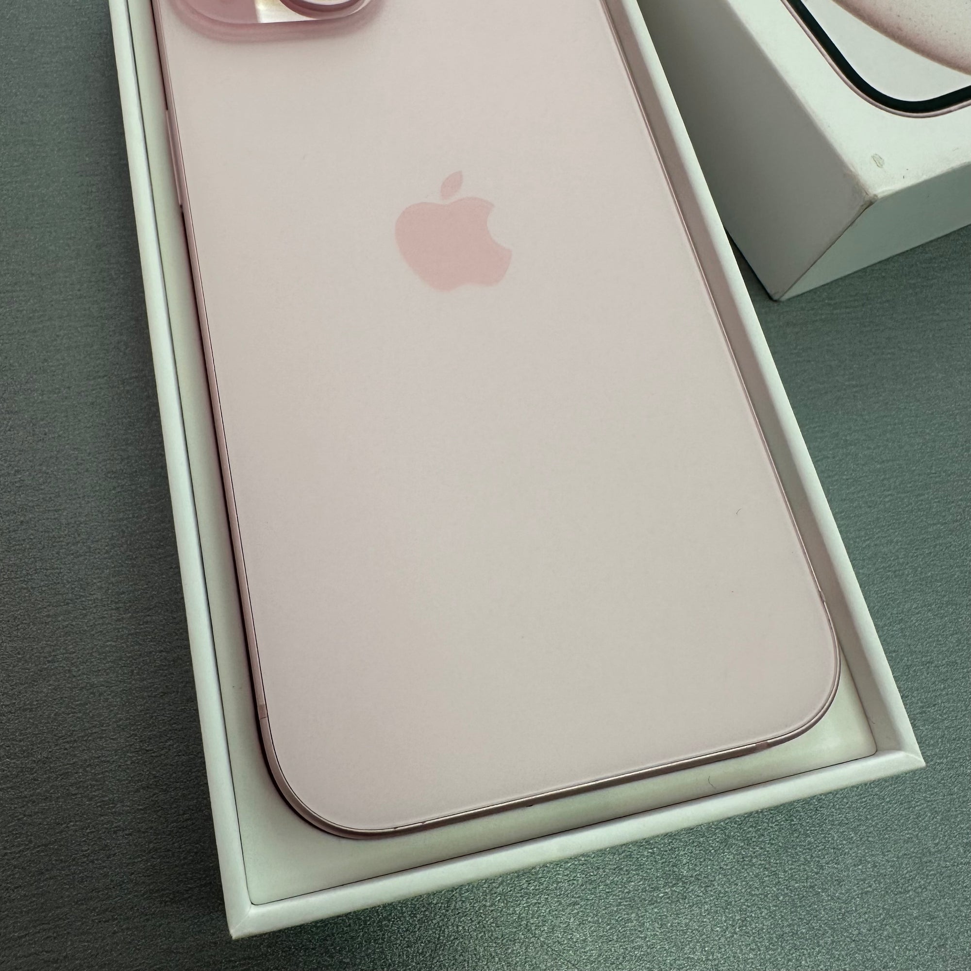 Apple iPhone 15 128GB Pink - 100% Battery Health
