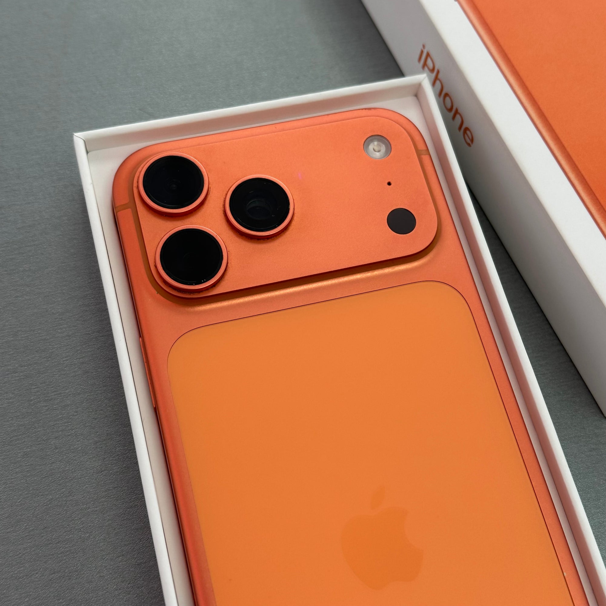 Apple iPhone 17 Pro Max 256GB Cosmic Orange - 99% Battery Health