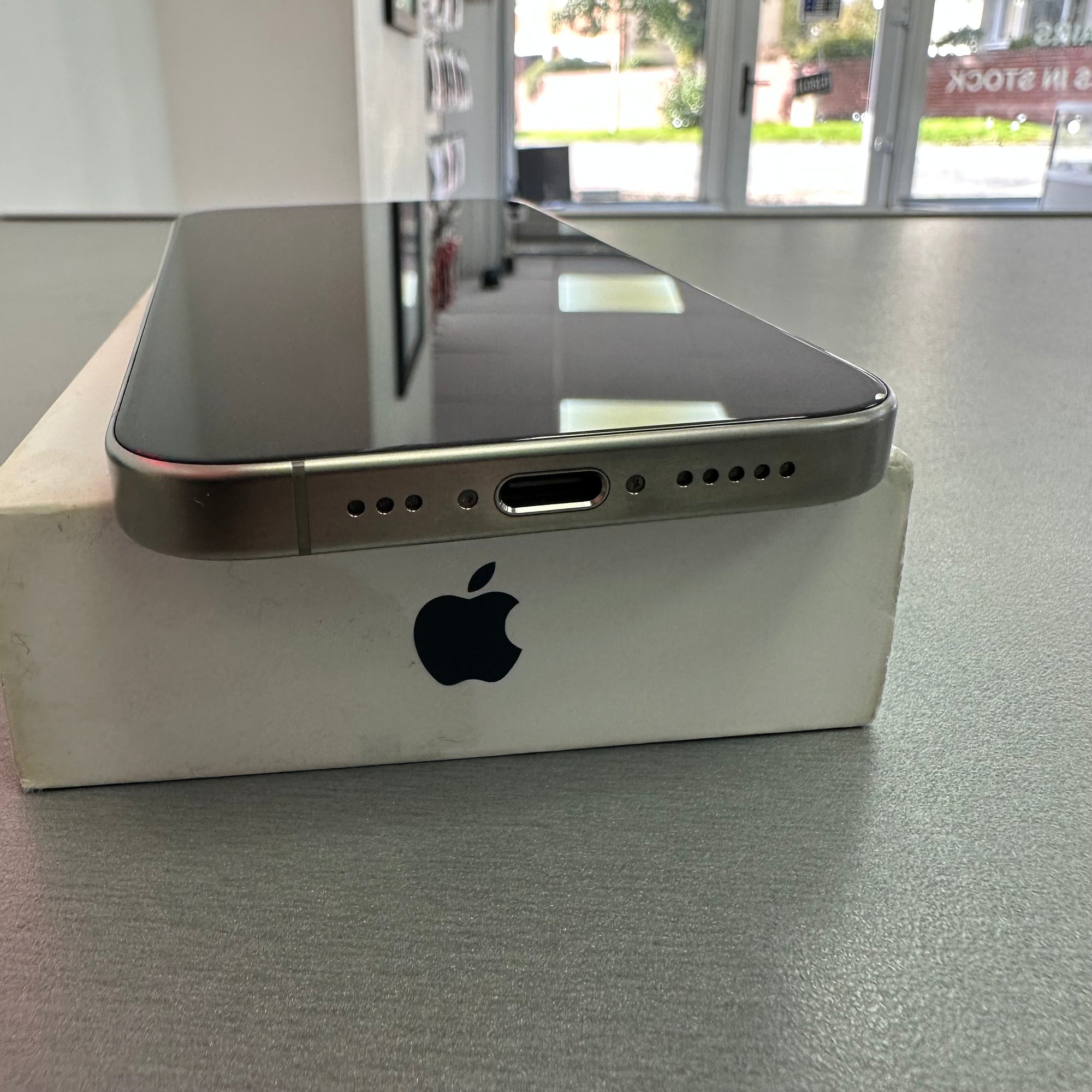 Apple iPhone 15 Pro 128GB - Natural Titanium - 92% Battery Health