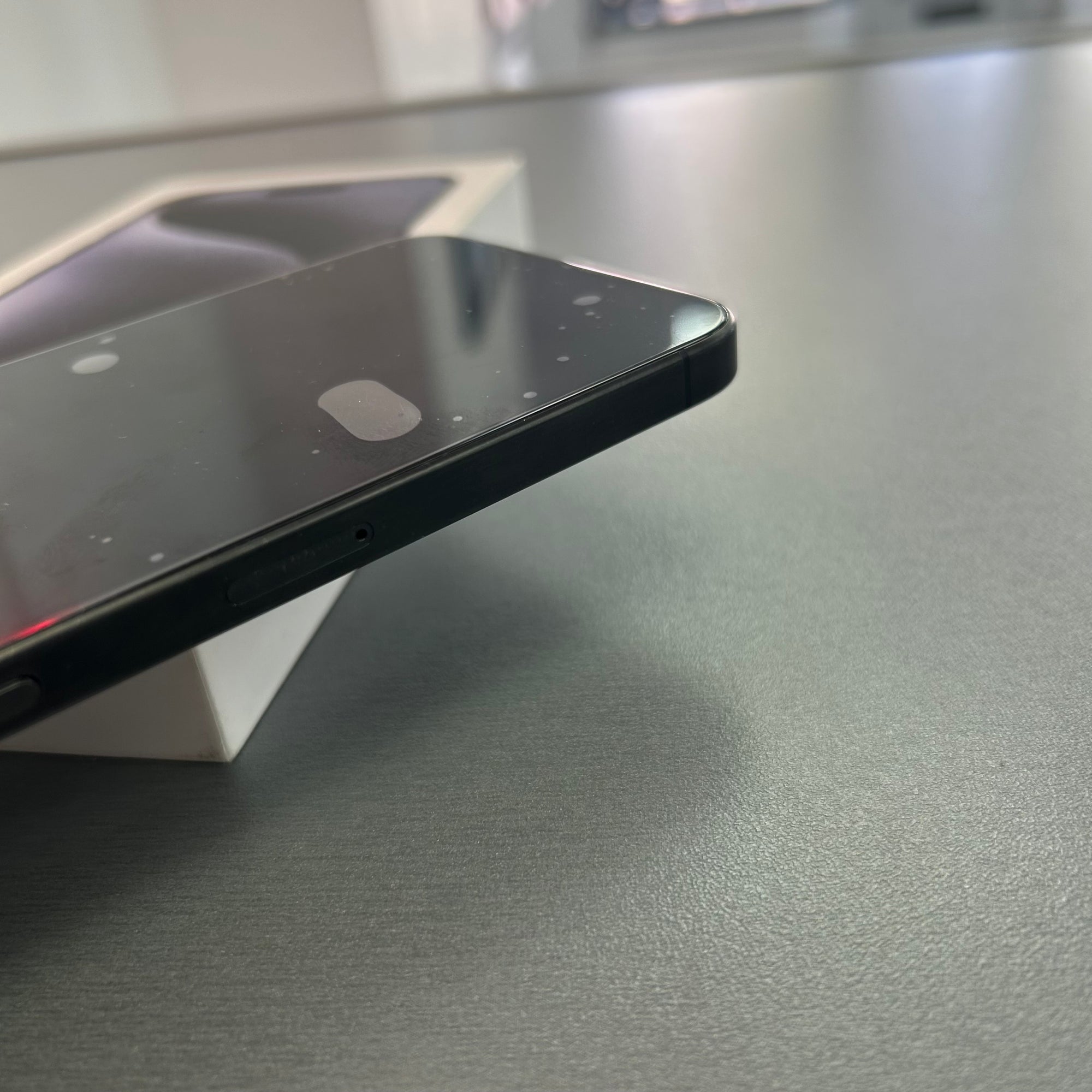 Apple iPhone 15 Pro Max 256GB Black Titanium - 100% Battery Health