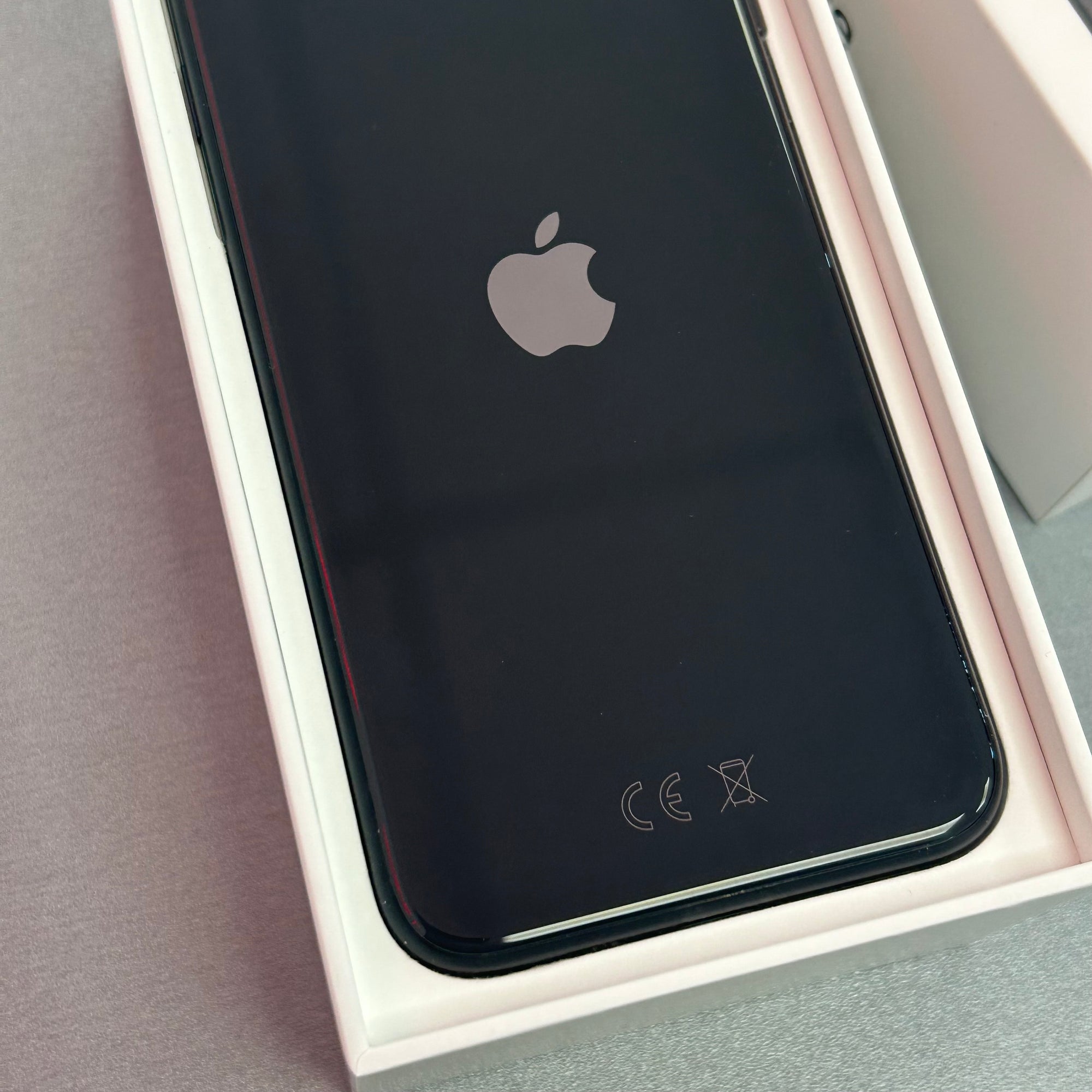 Apple iPhone SE 2020 128GB Black - 100% Battery Health