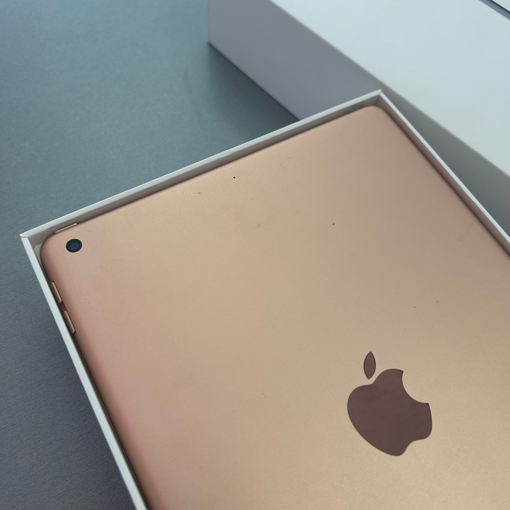 Apple iPad 8th Generation - 32GB Rose Gold Wi-Fi with Keyboard