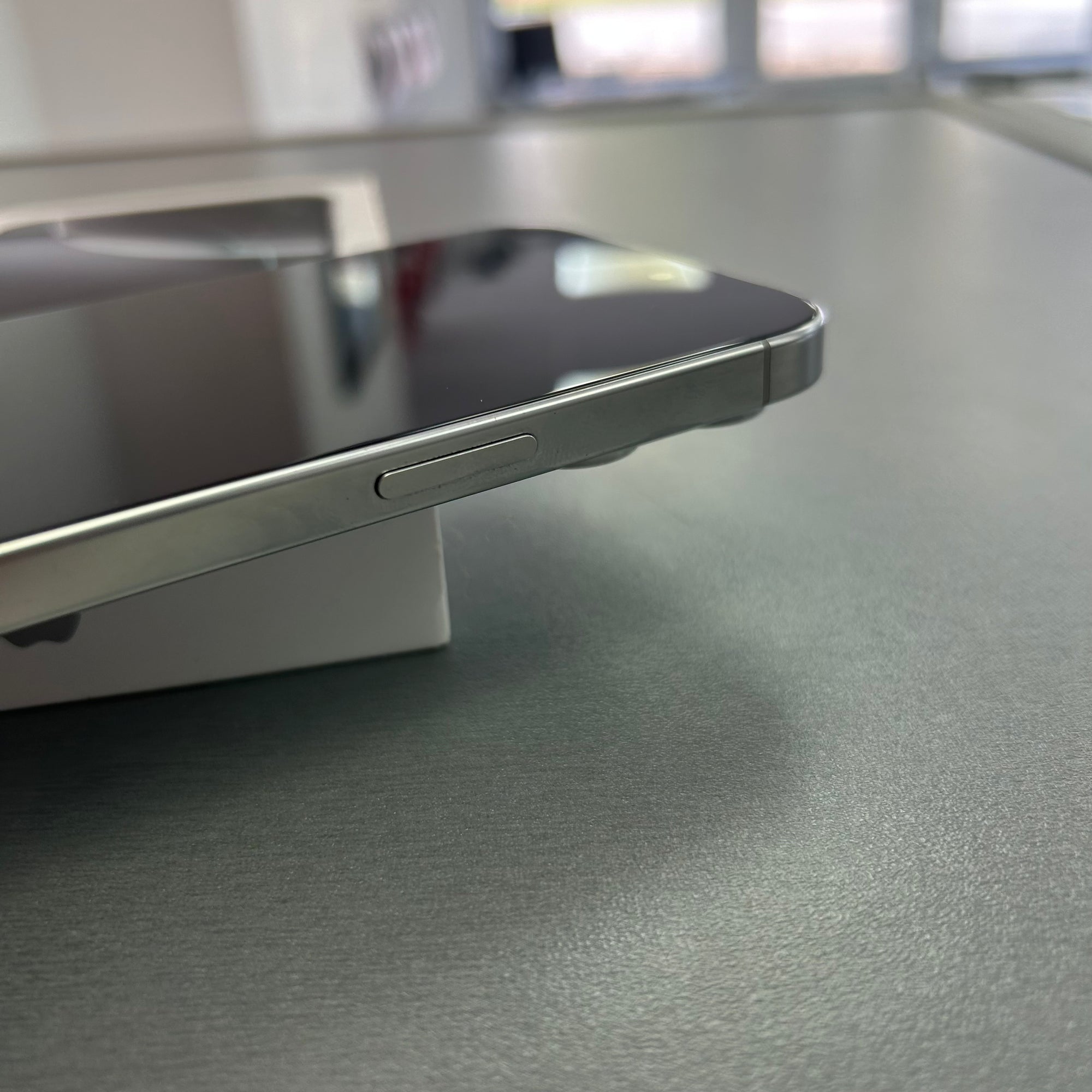 Apple iPhone 16 Pro White Titanium 256GB - Original 93% Battery Health
