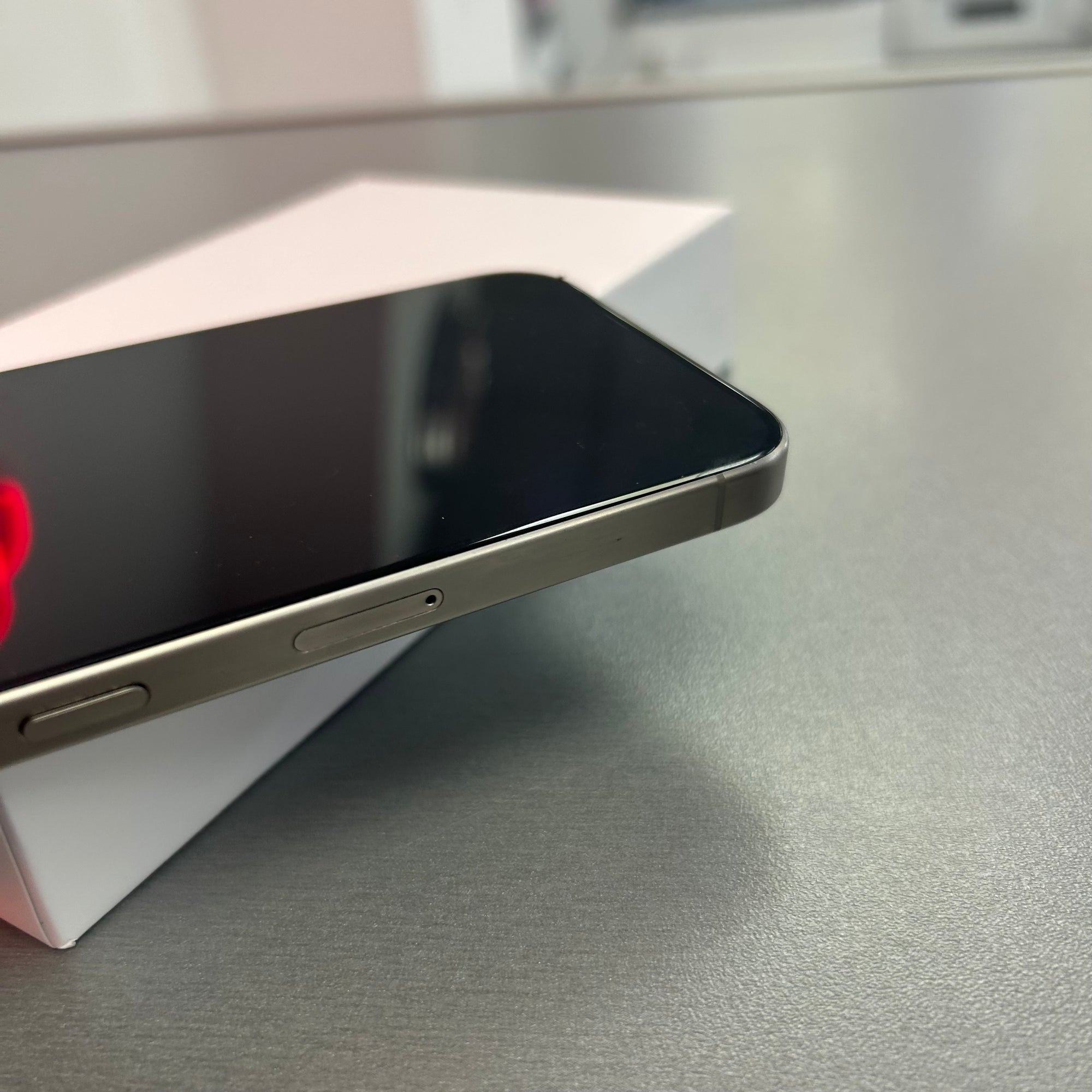 Apple iPhone 15 Pro 128GB - Natural Titanium - 100% Battery Health