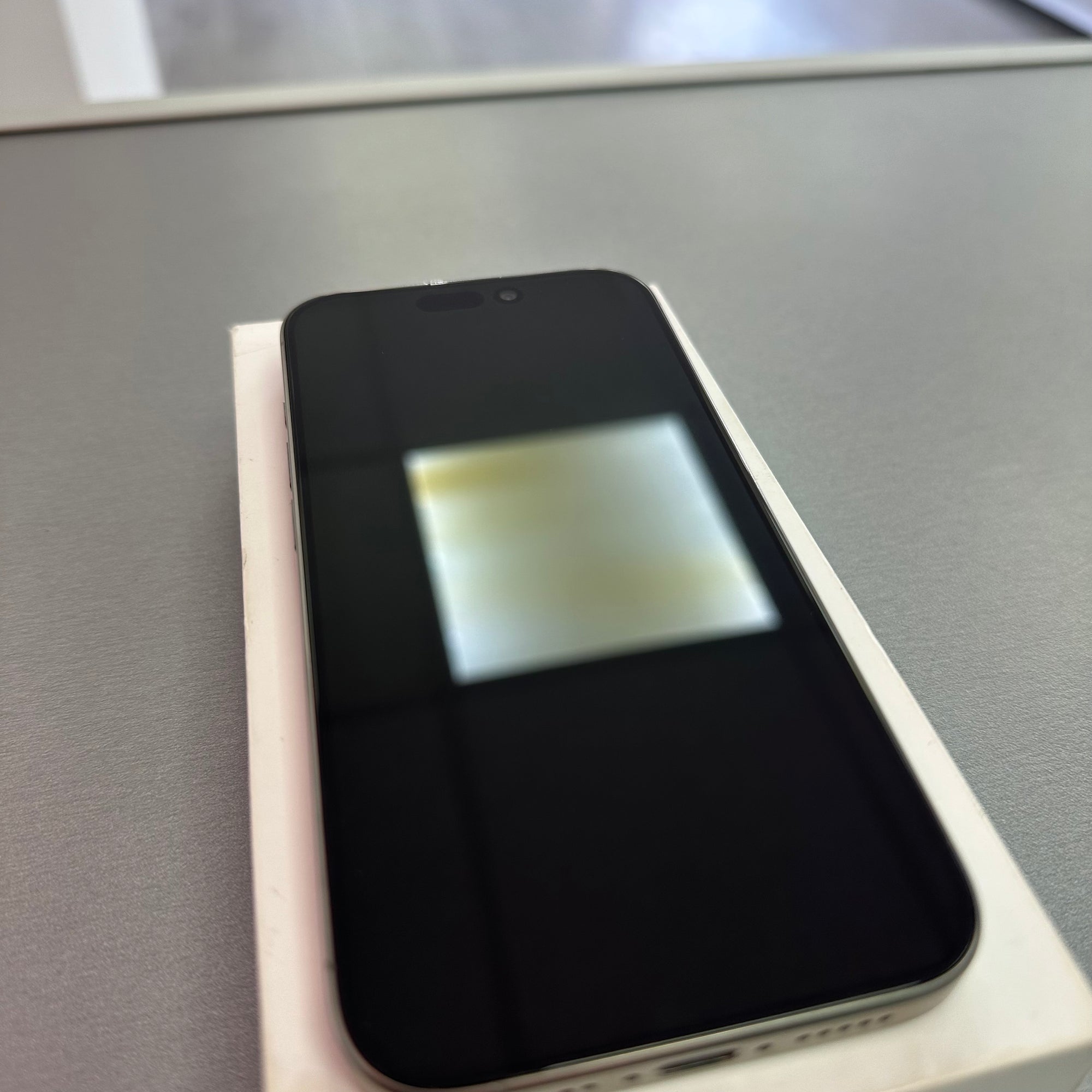 Apple iPhone 15 Pro 128GB - Natural Titanium - 92% Battery Health