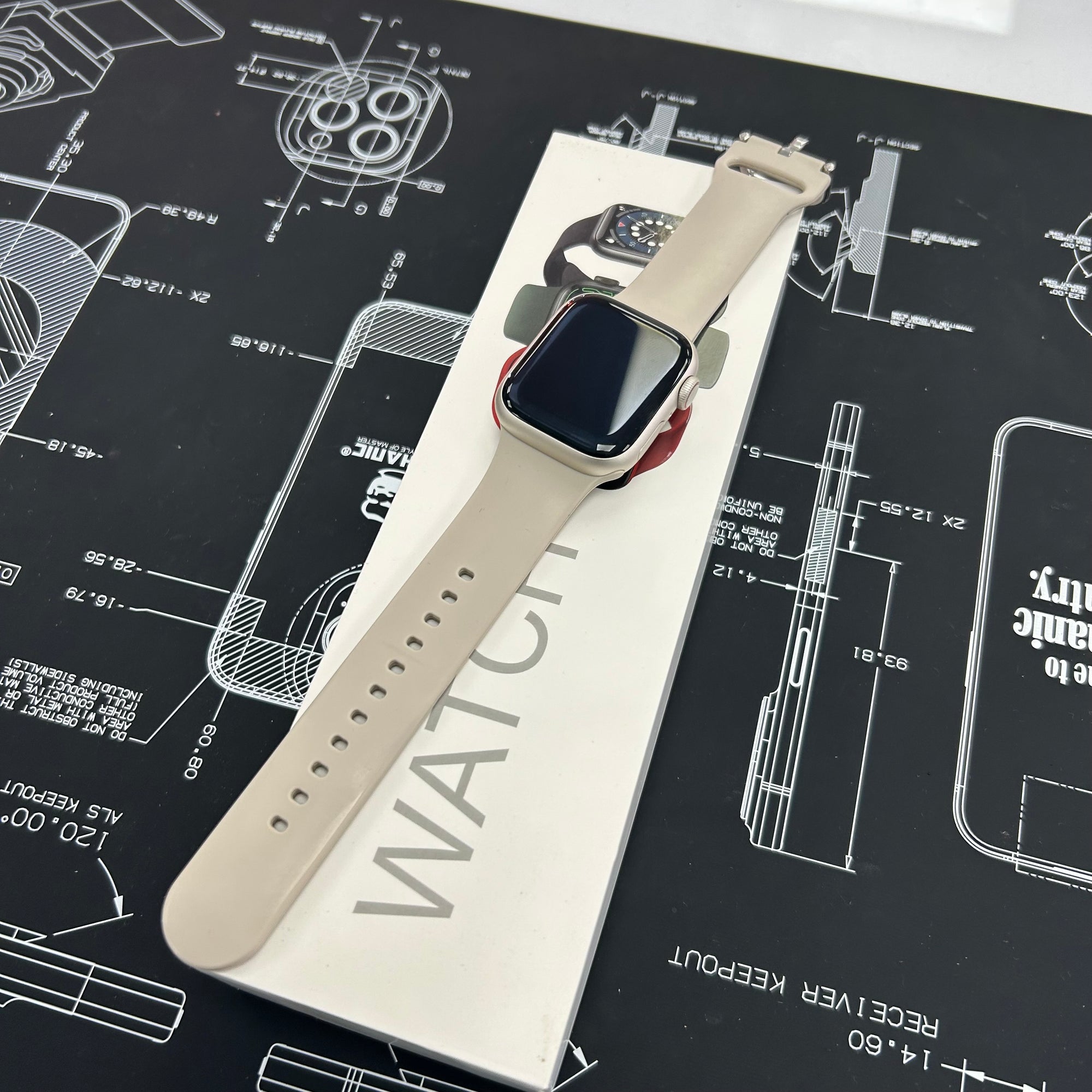 Apple Watch Series 8, 41mm GPS and Cellular Silver Aluminium Case &amp; White Sports Band