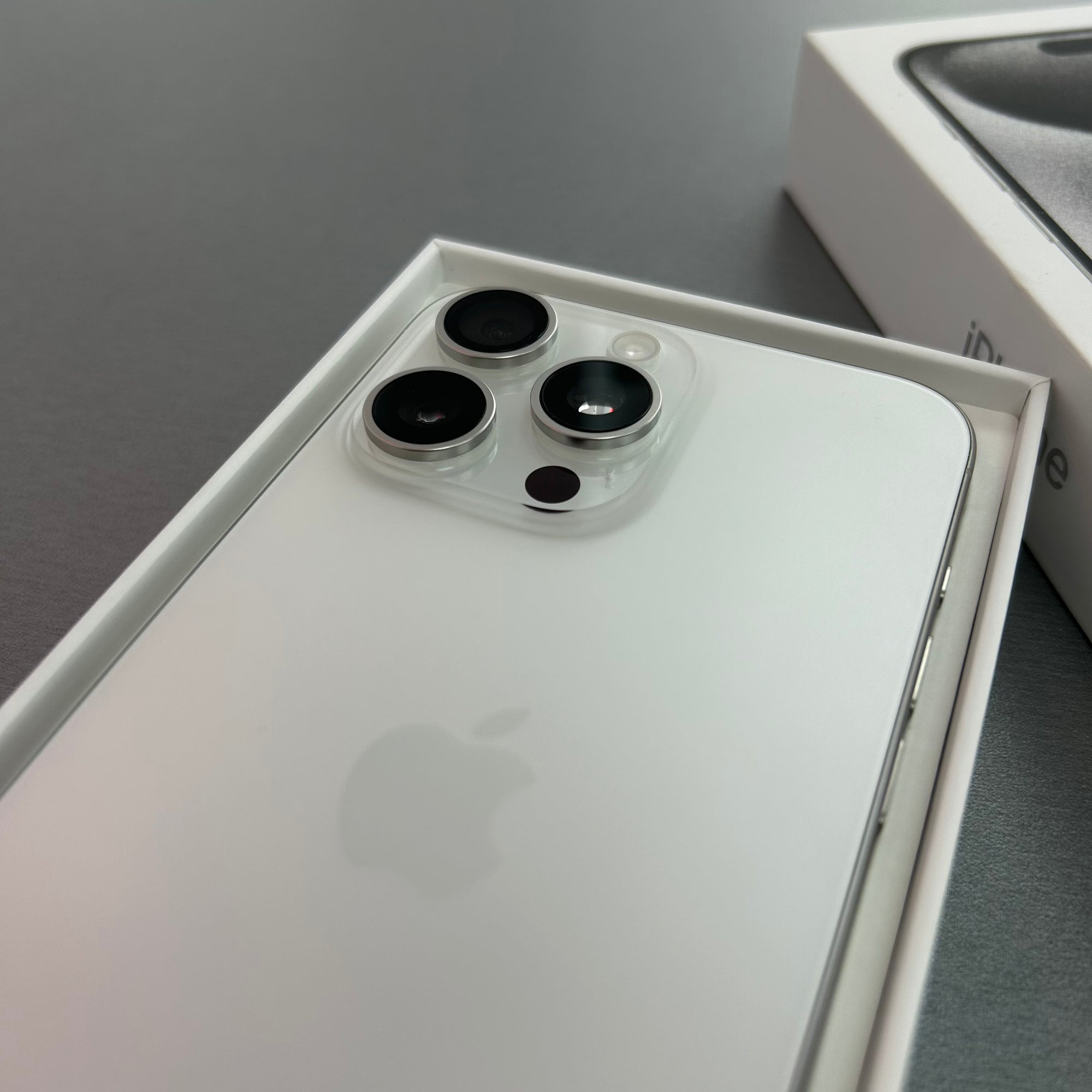 Apple iPhone 15 Pro Max 256GB White Titanium- 100% Battery Health