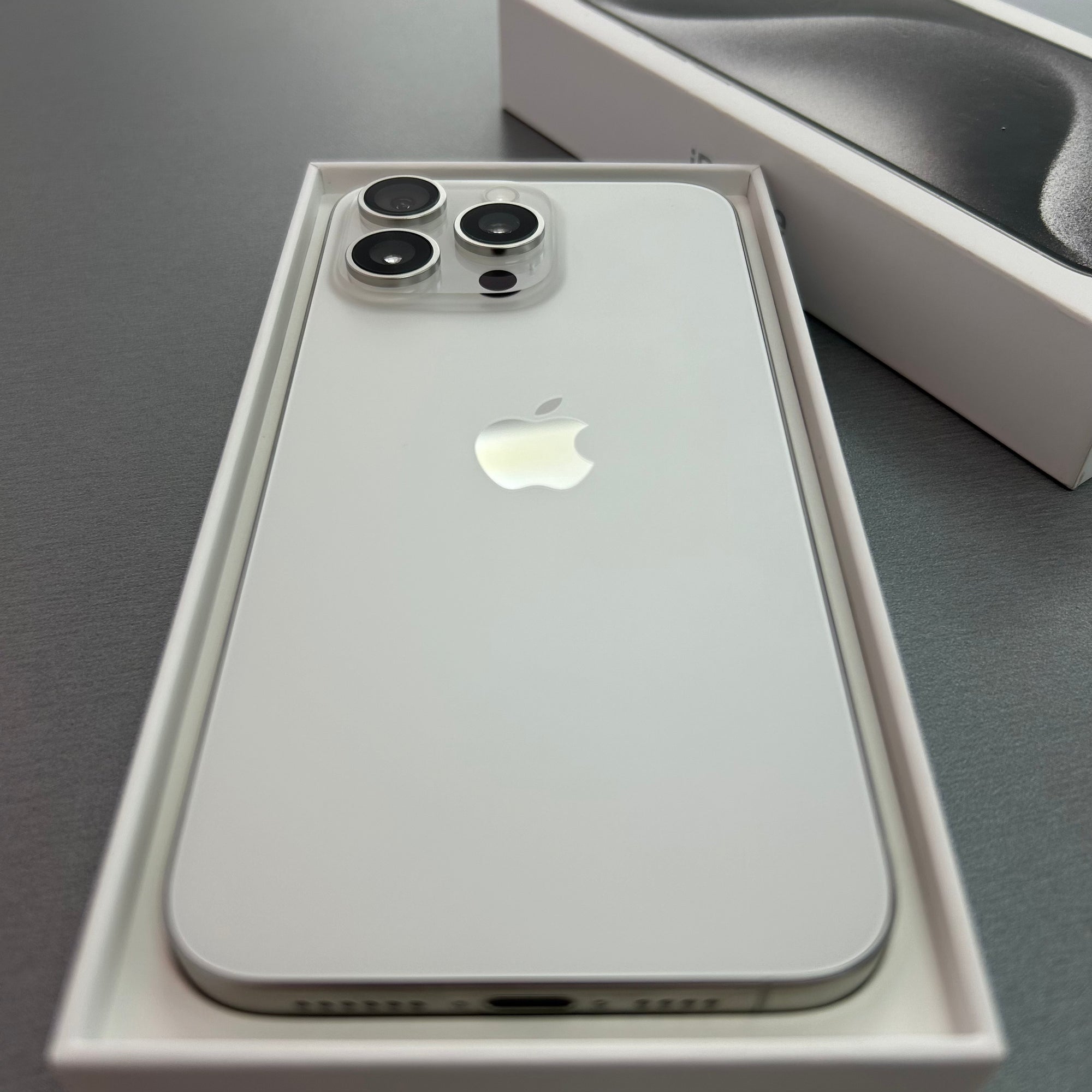 Apple iPhone 15 Pro Max 256GB White Titanium- 100% Battery Health