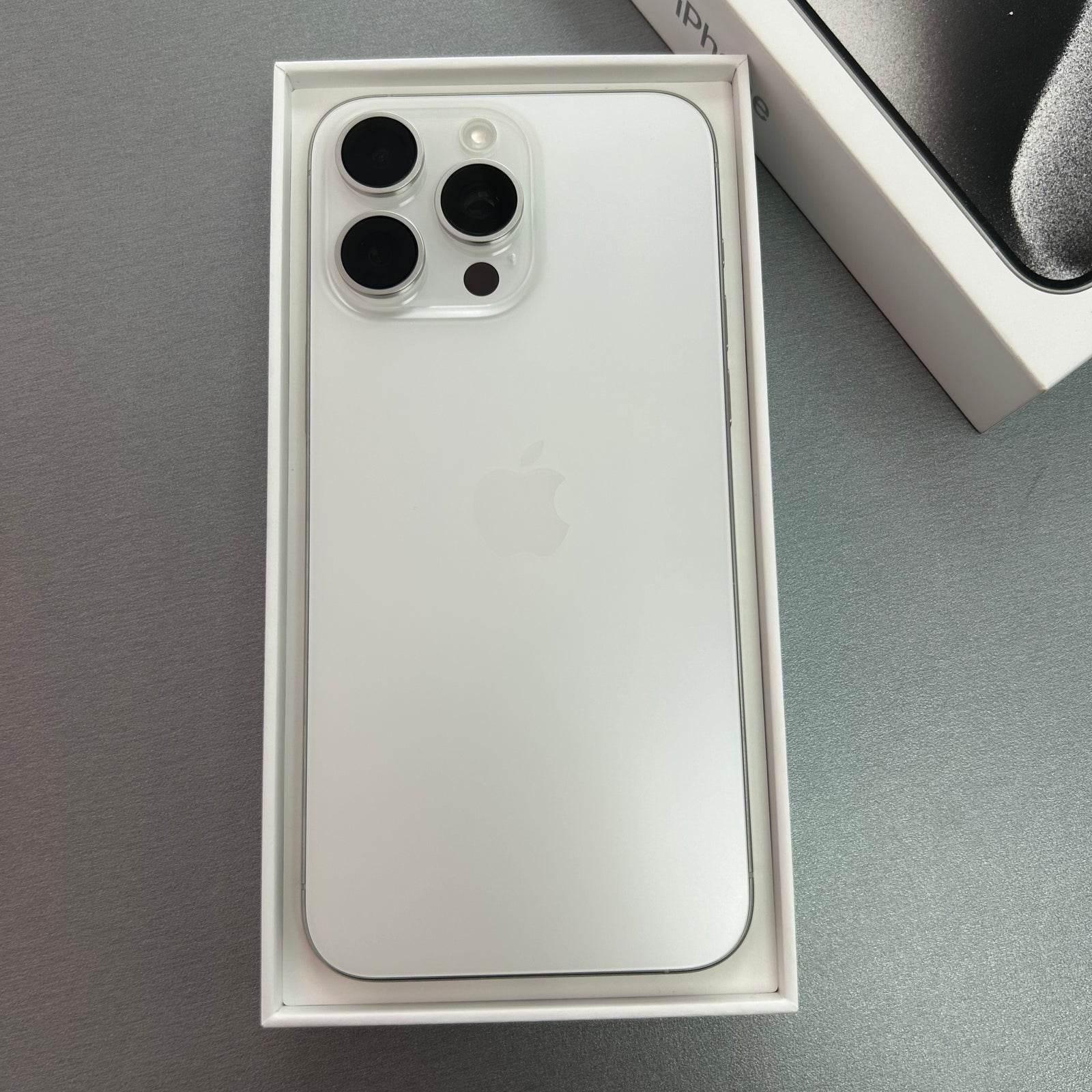 Apple iPhone 15 Pro Max 256GB White Titanium- 100% Battery Health