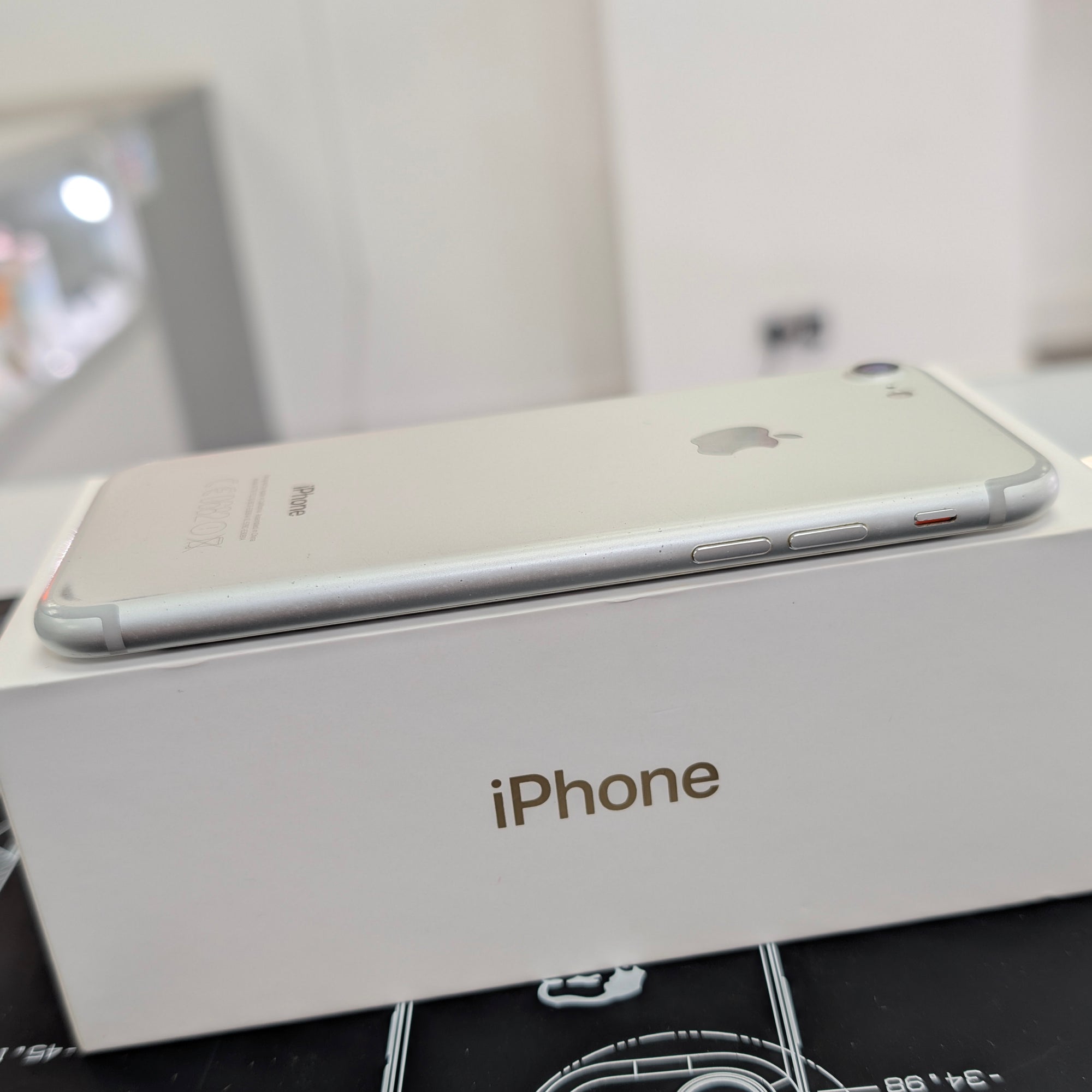 Apple iPhone 7 32GB Silver Unlocked