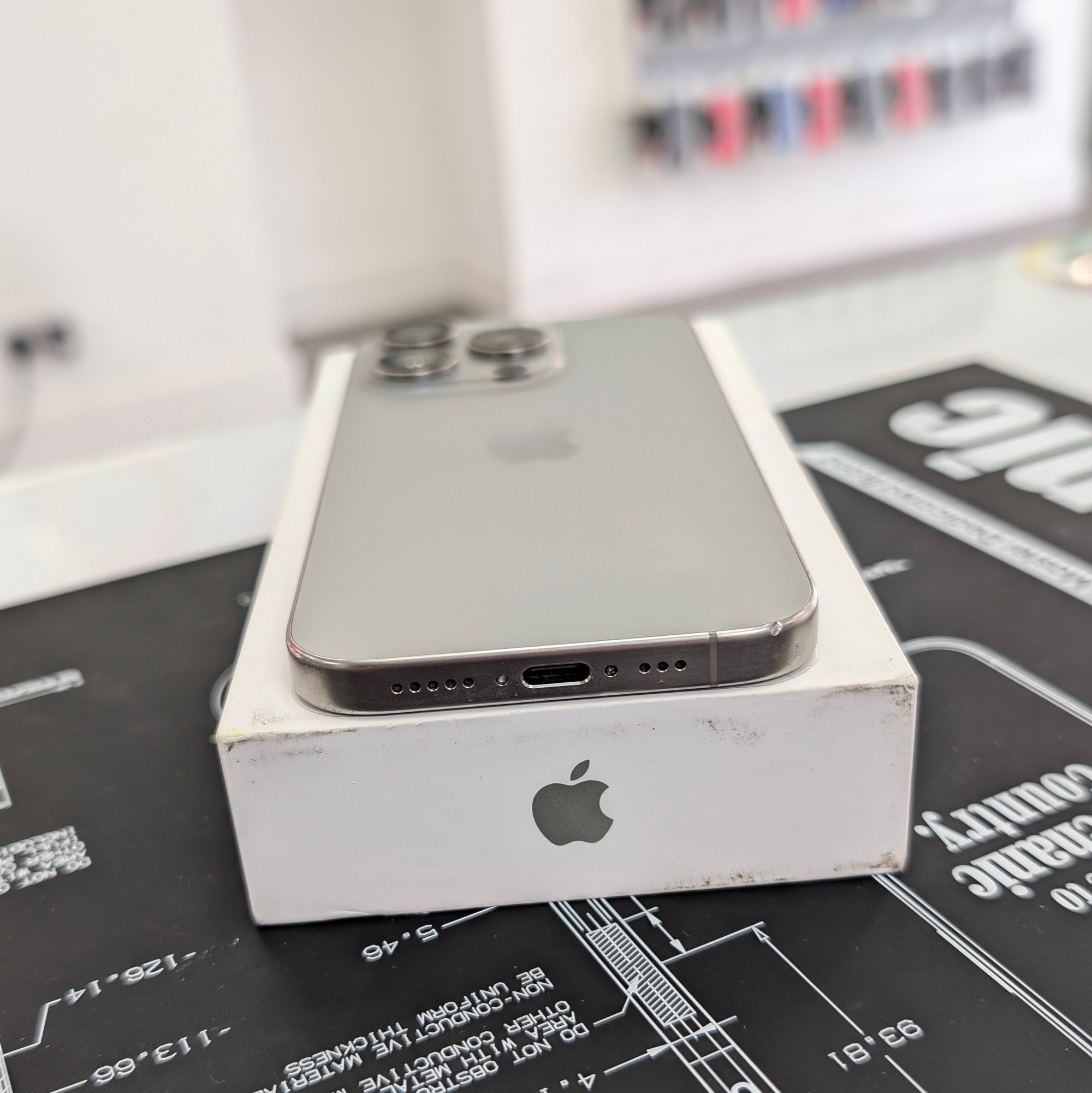 Apple iPhone 15 Pro 128GB - Natural Titanium - 100% Battery Health