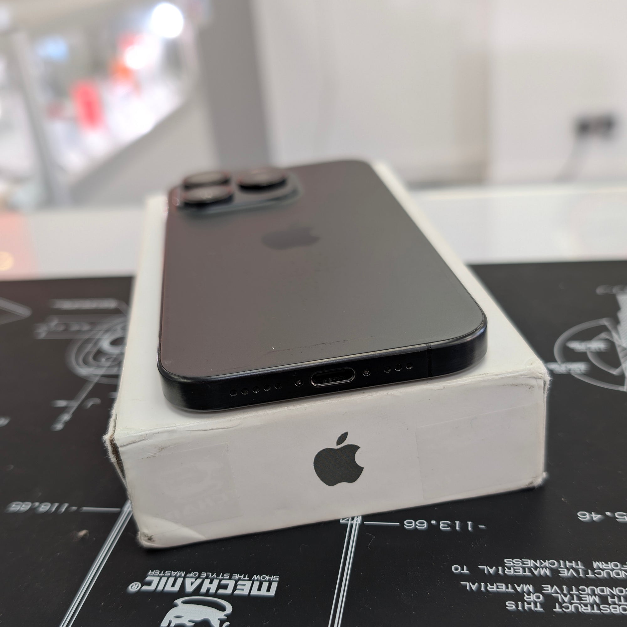 Apple iPhone 15 Pro 128GB Black Titanium - 100% Battery Health