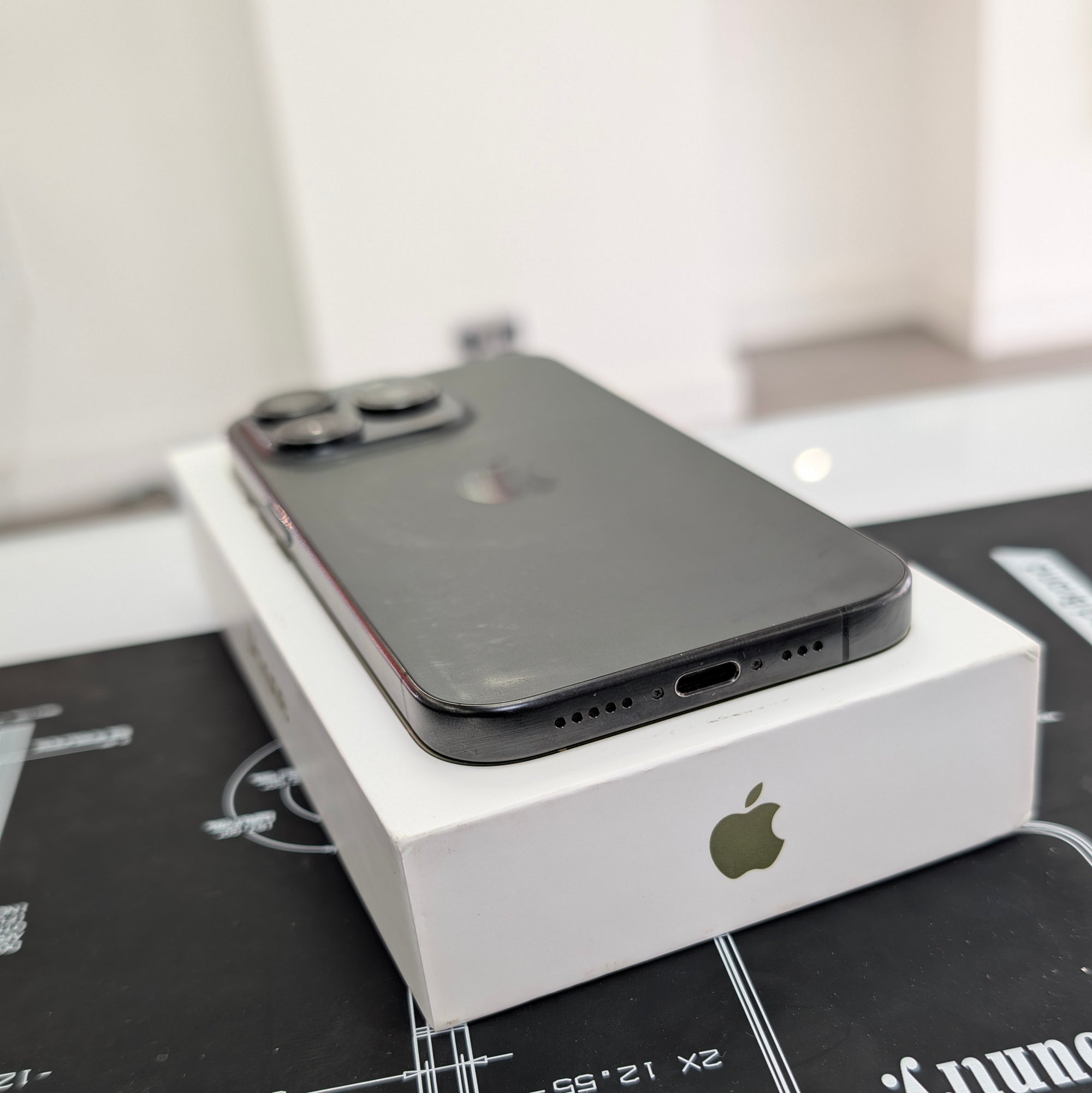 Apple iPhone 15 Pro 128GB Black Titanium - 100% Battery Health