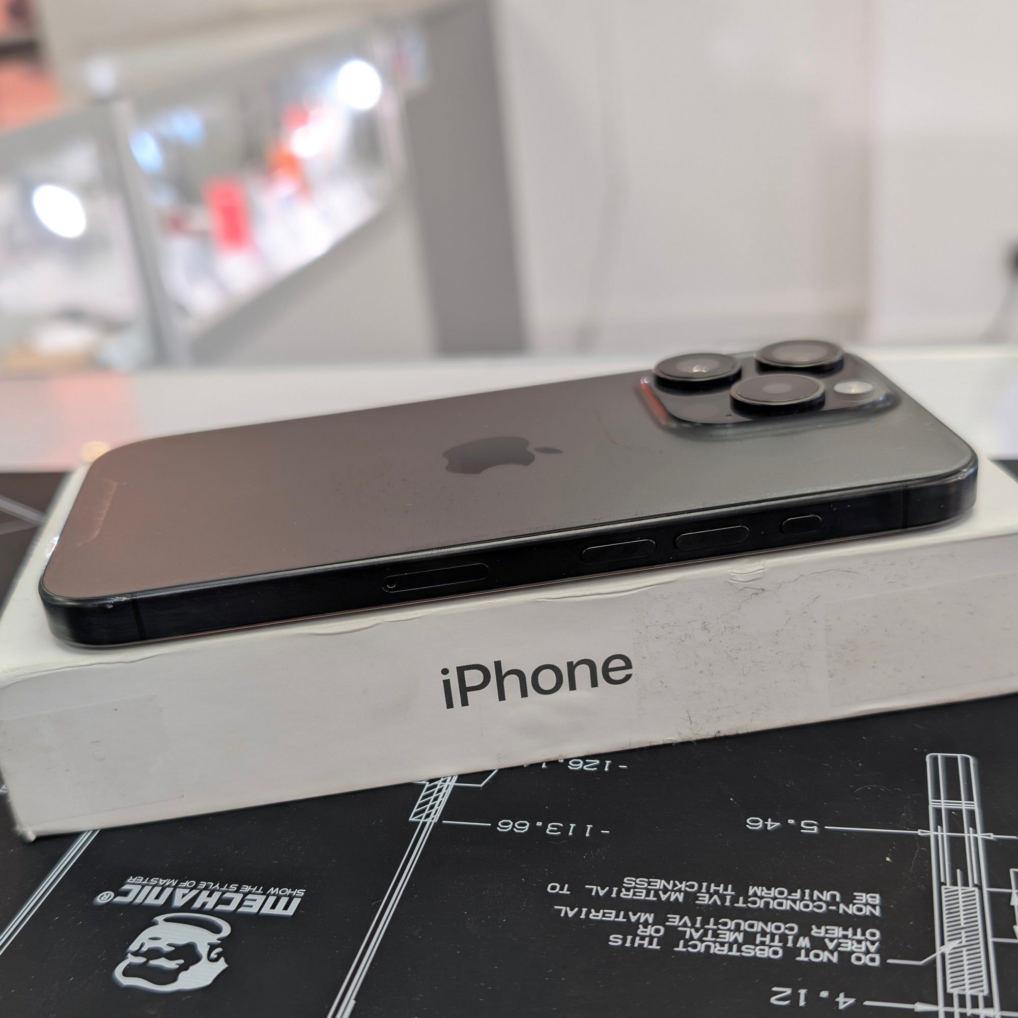 Apple iPhone 15 Pro 128GB Black Titanium - 100% Battery Health