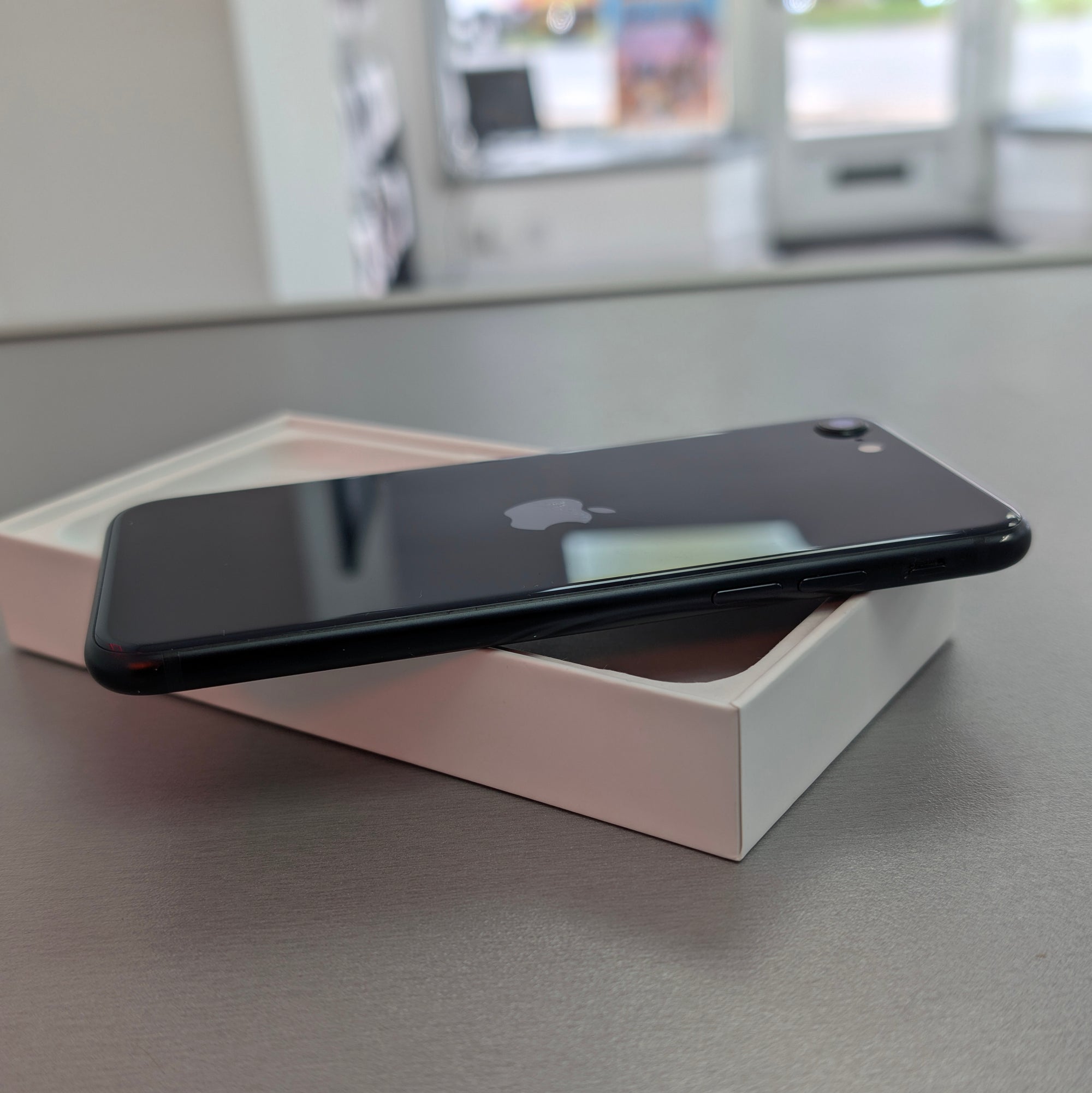 Apple iPhone SE 3rd Generation (2022) 64GB Black 98% Battery Health