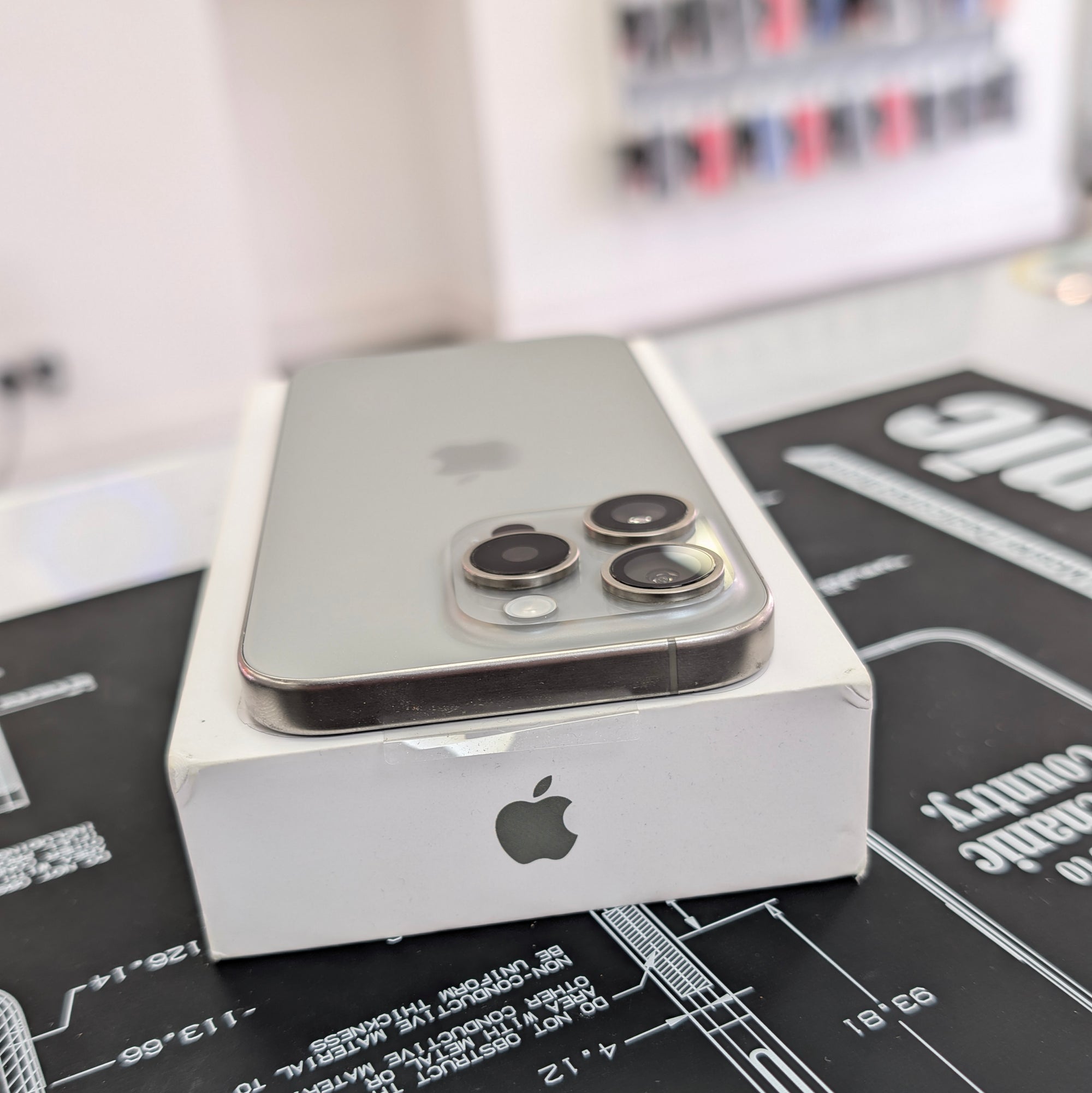 Apple iPhone 15 Pro 128GB - Natural Titanium - 100% Battery Health