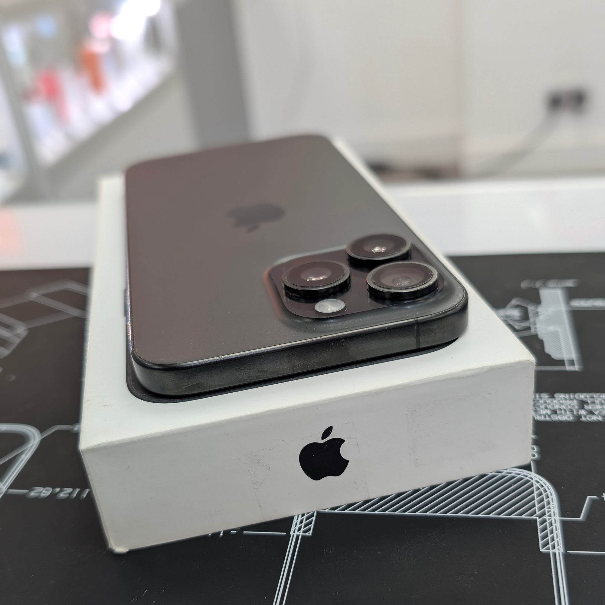 Apple iPhone 15 Pro Max 256GB Black Titanium - 93% Battery Health