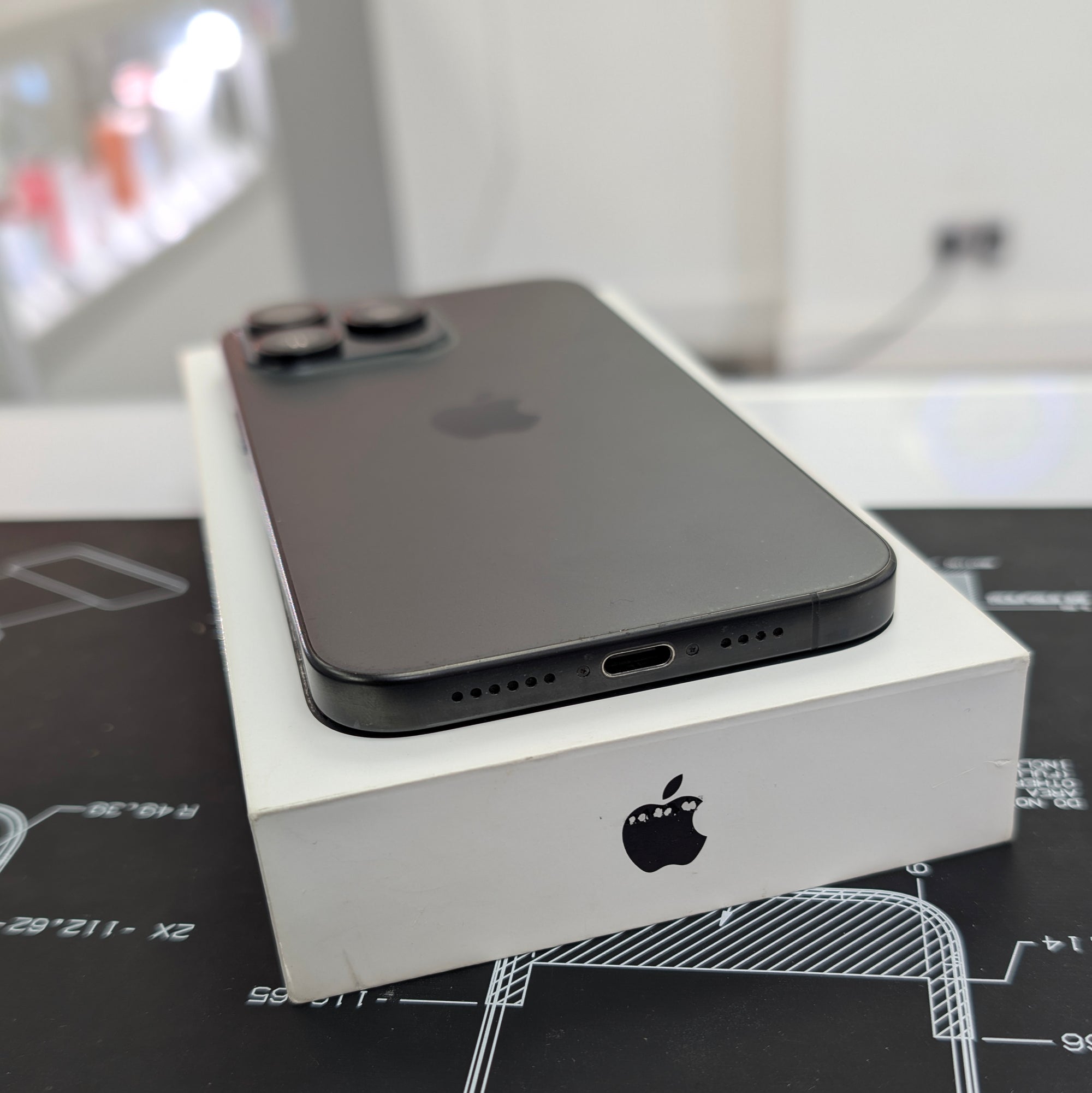 Apple iPhone 15 Pro Max 256GB Black Titanium - 93% Battery Health