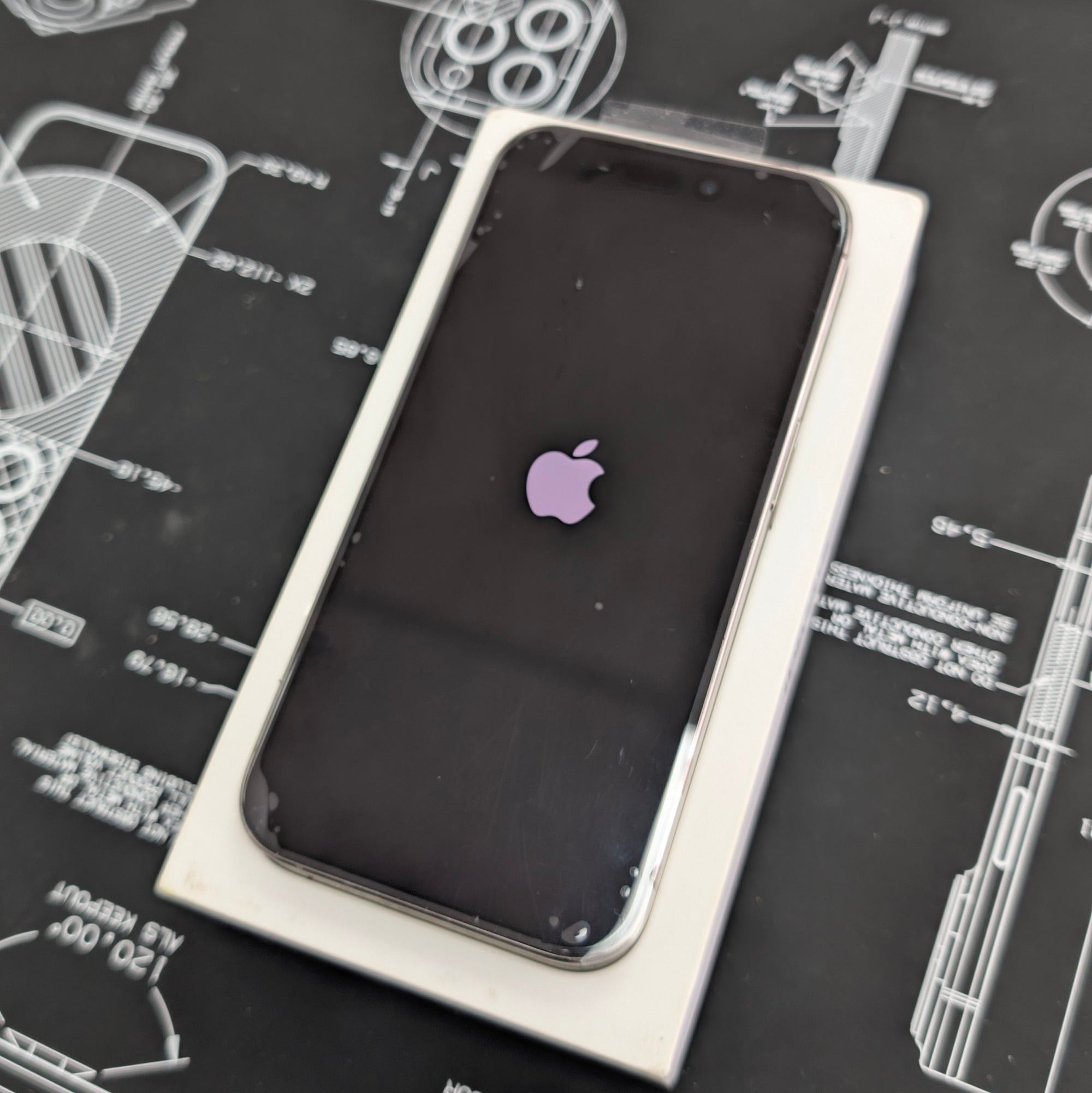 Apple iPhone 15 Pro 128GB - Natural Titanium - 100% Battery Health