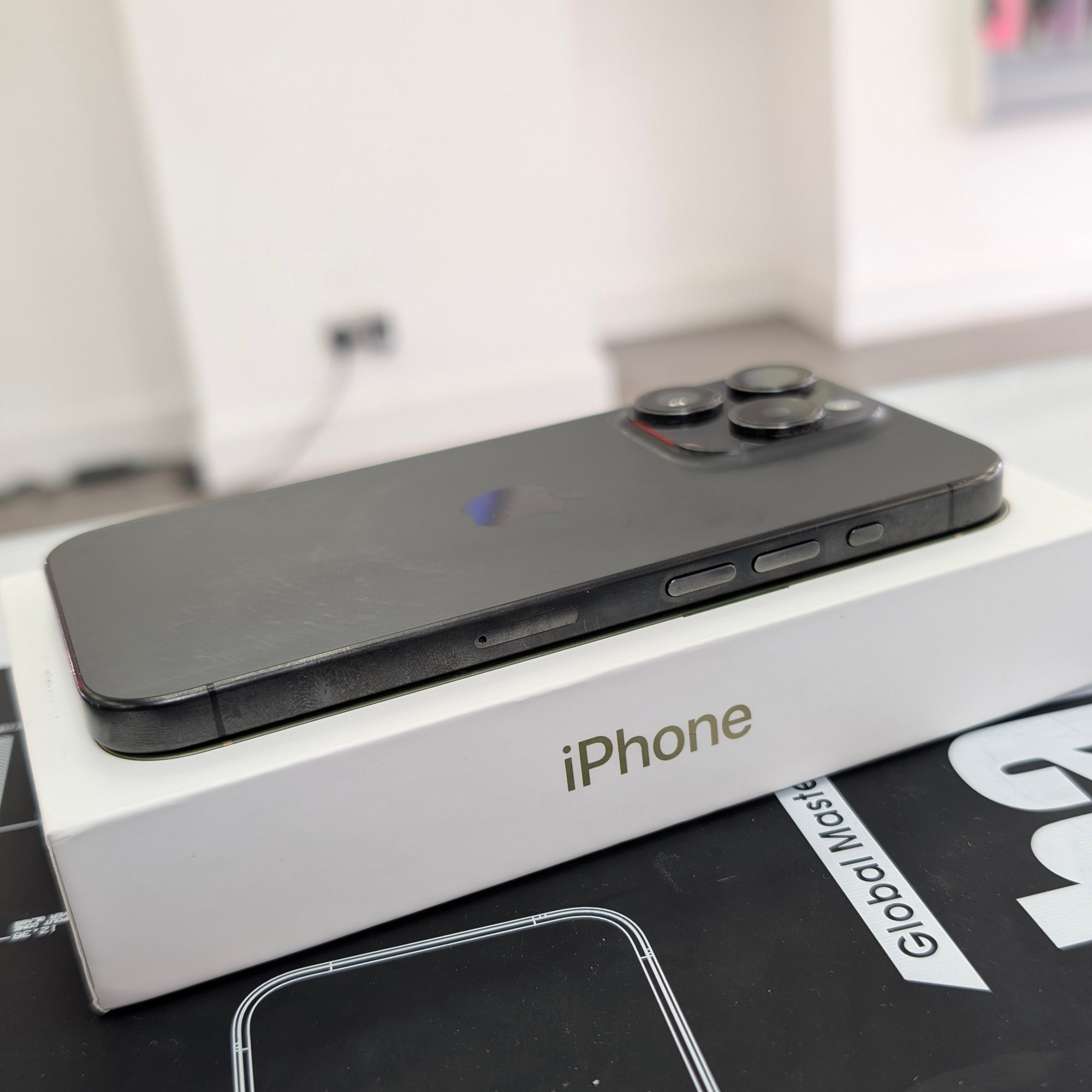 Apple iPhone 15 Pro 128GB Black Titanium - 100% Battery Health