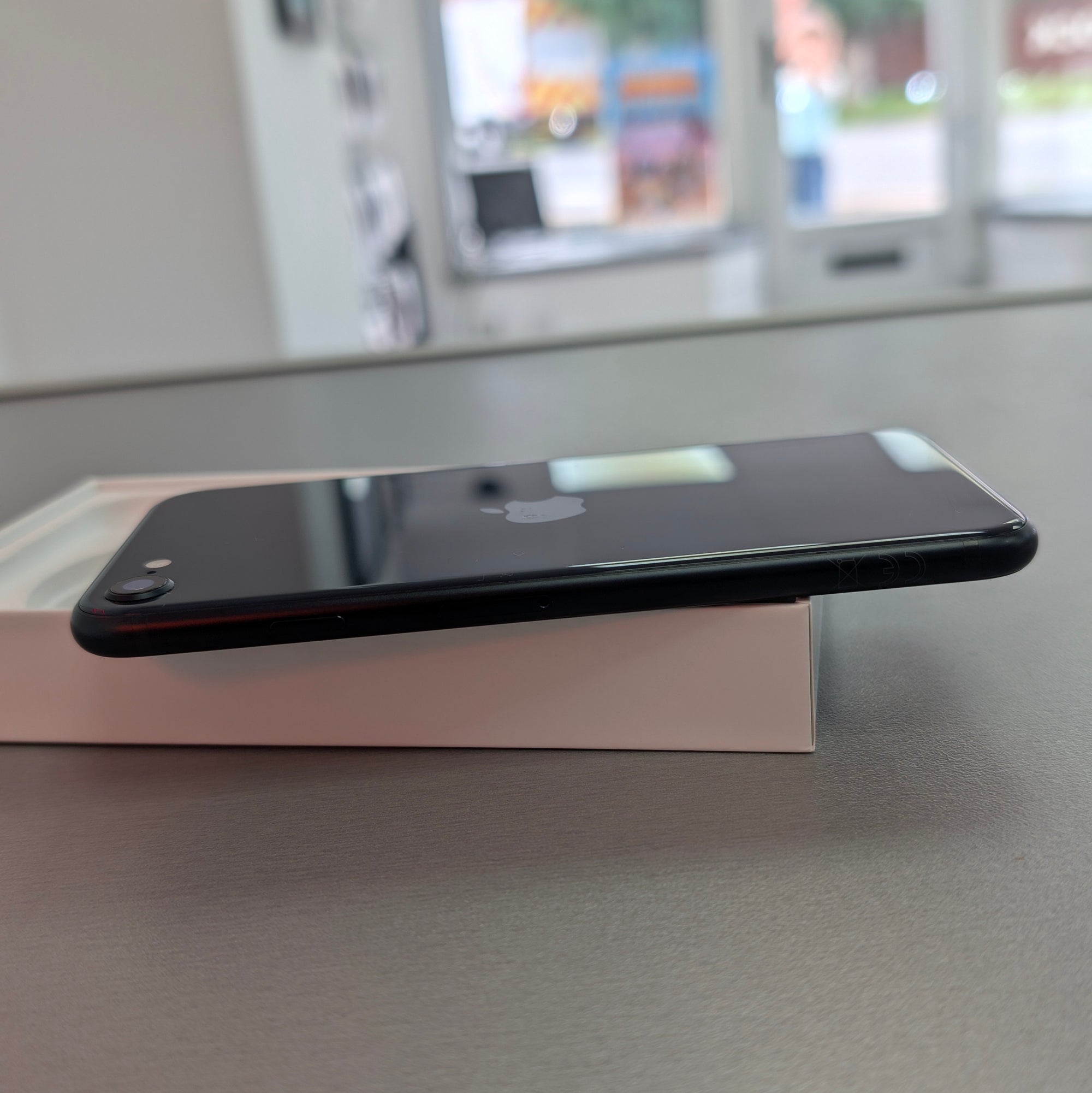 Apple iPhone SE 3rd Generation (2022) 64GB Black 98% Battery Health