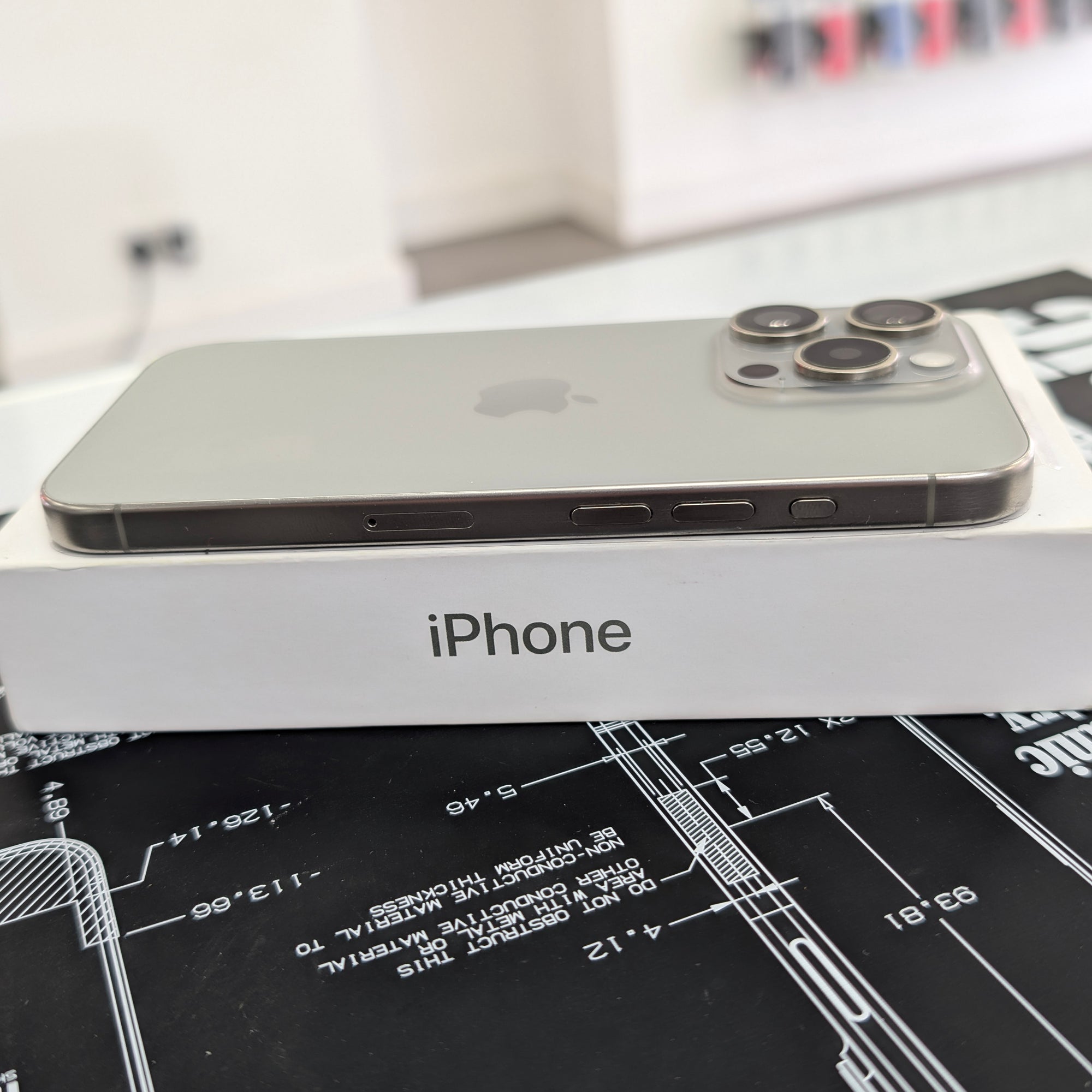 Apple iPhone 15 Pro 128GB - Natural Titanium - 100% Battery Health