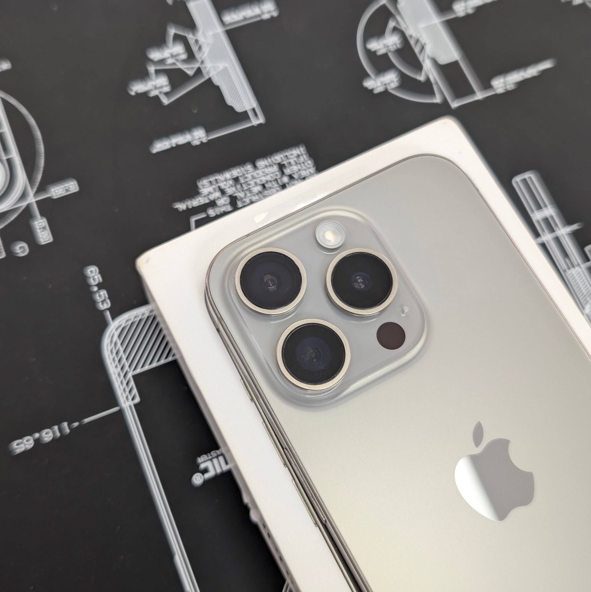 Apple iPhone 15 Pro 128GB - Natural Titanium - 100% Battery Health