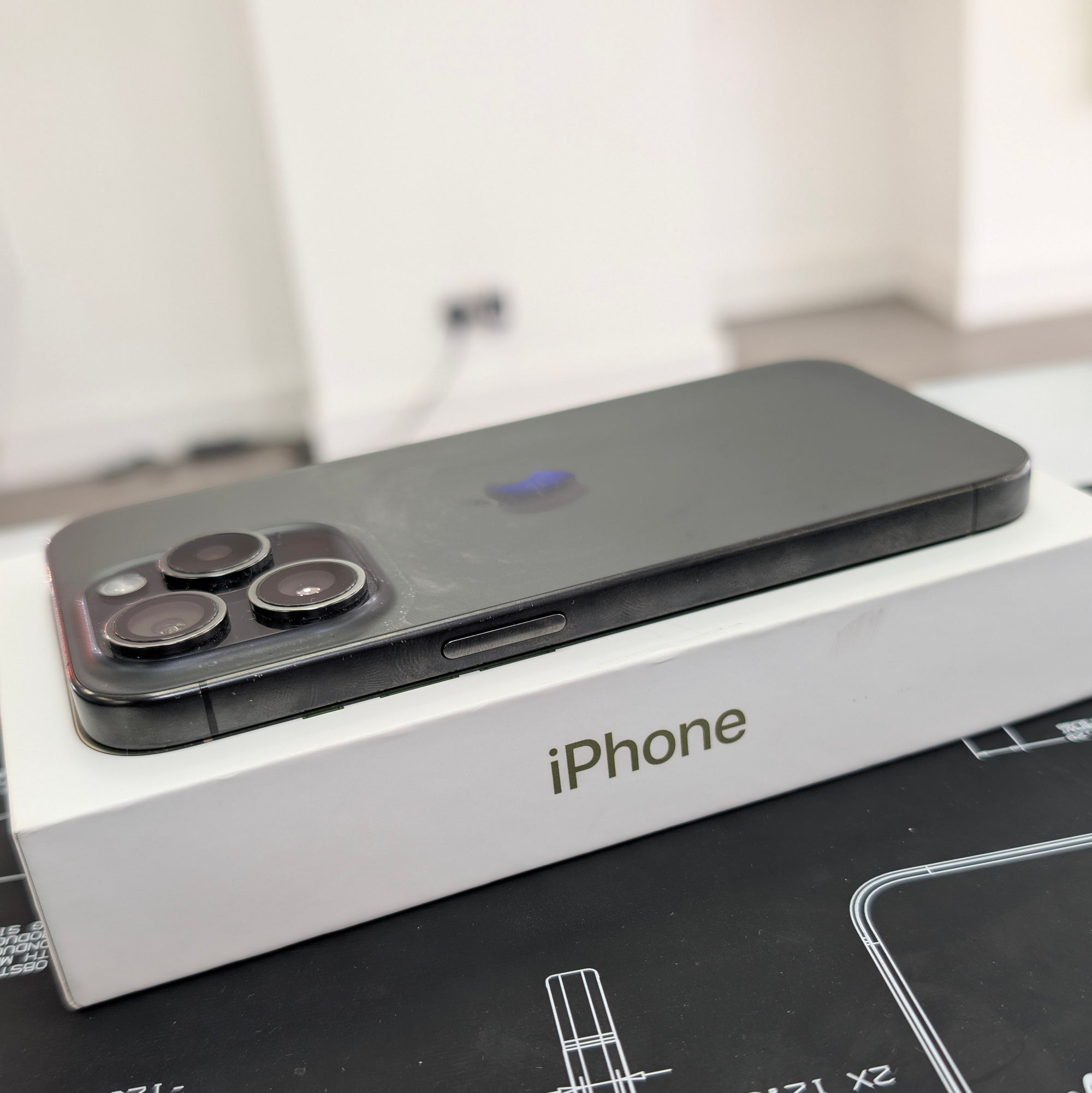Apple iPhone 15 Pro 128GB Black Titanium - 100% Battery Health