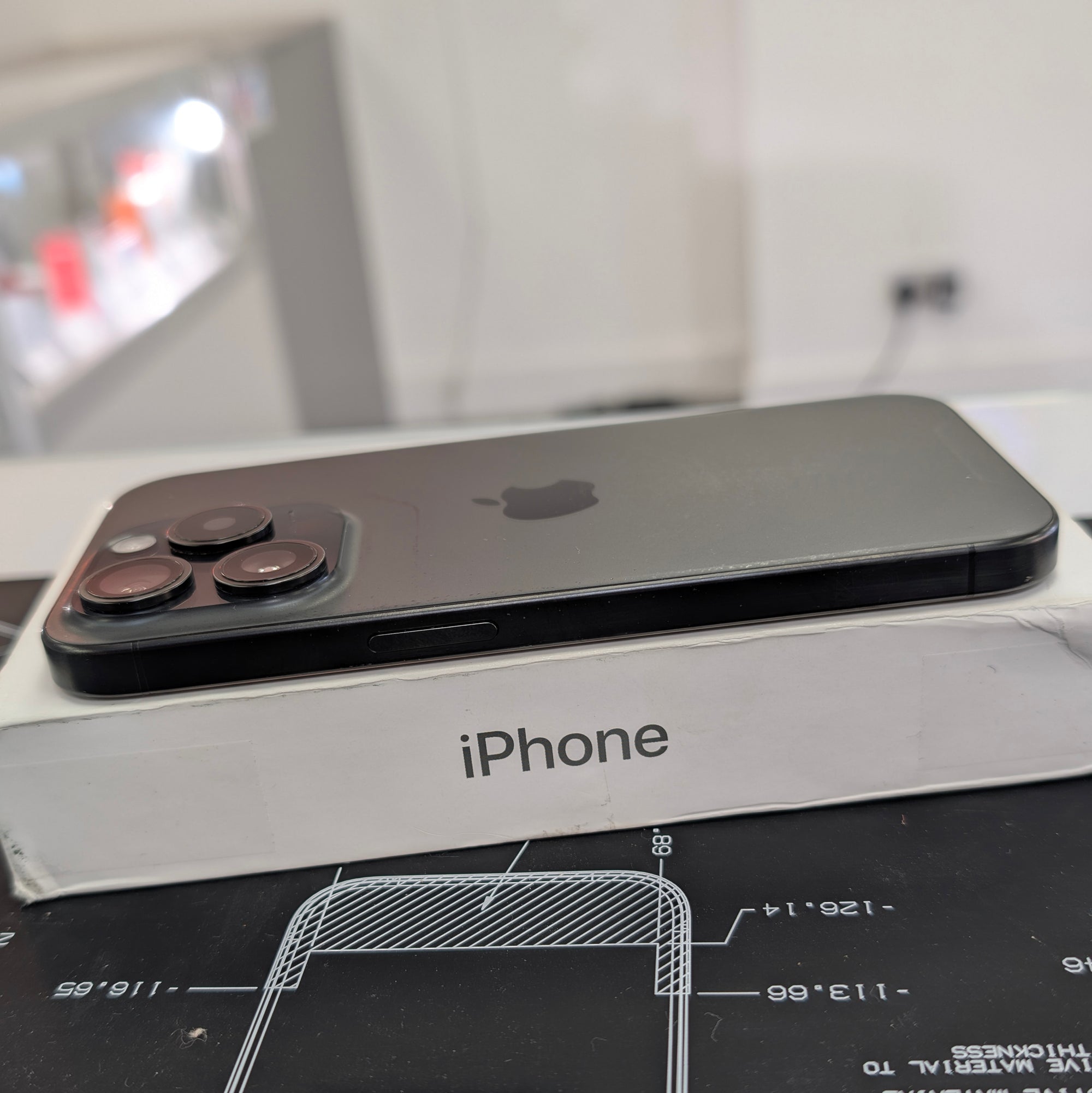 Apple iPhone 15 Pro 128GB Black Titanium - 100% Battery Health