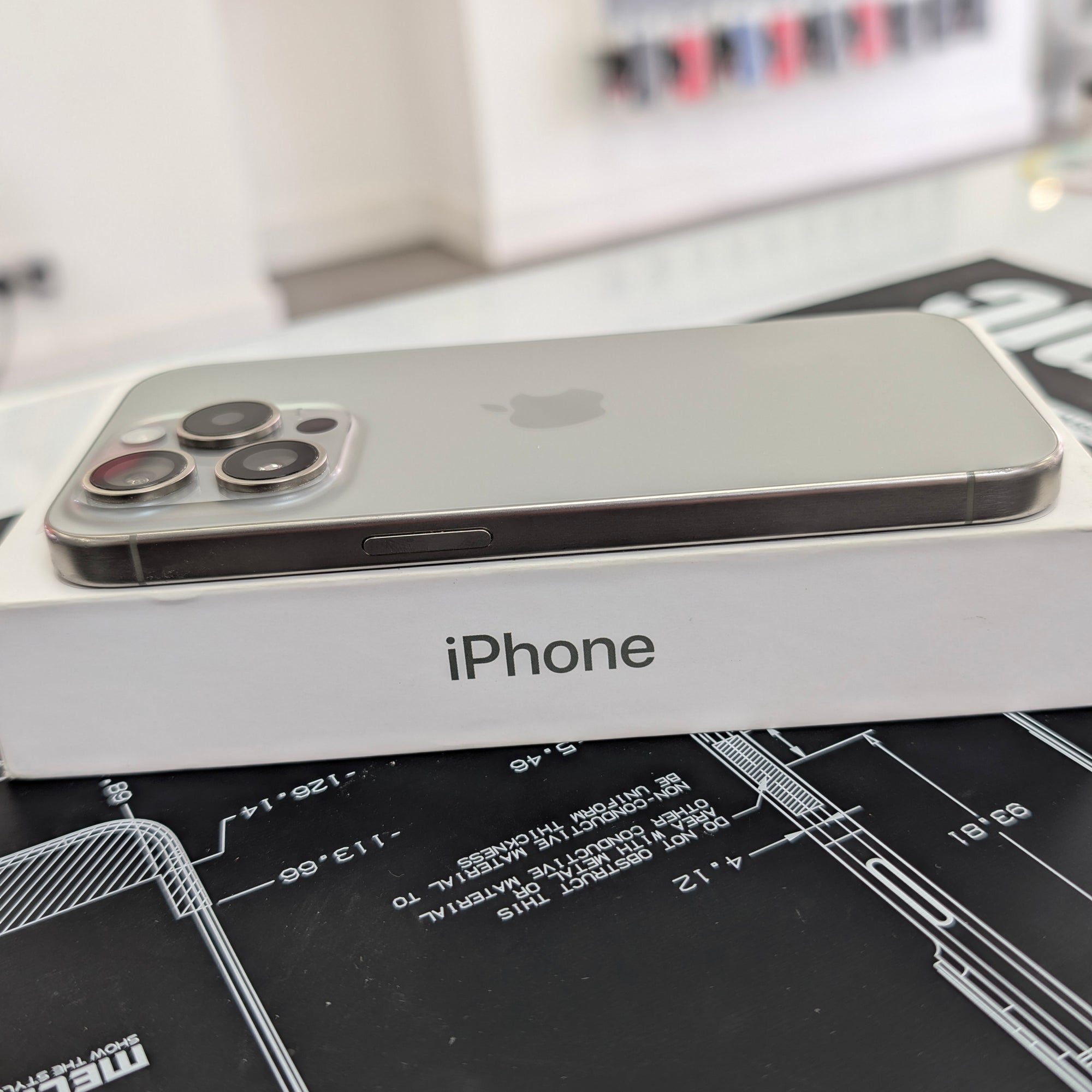 Apple iPhone 15 Pro 128GB - Natural Titanium - 100% Battery Health