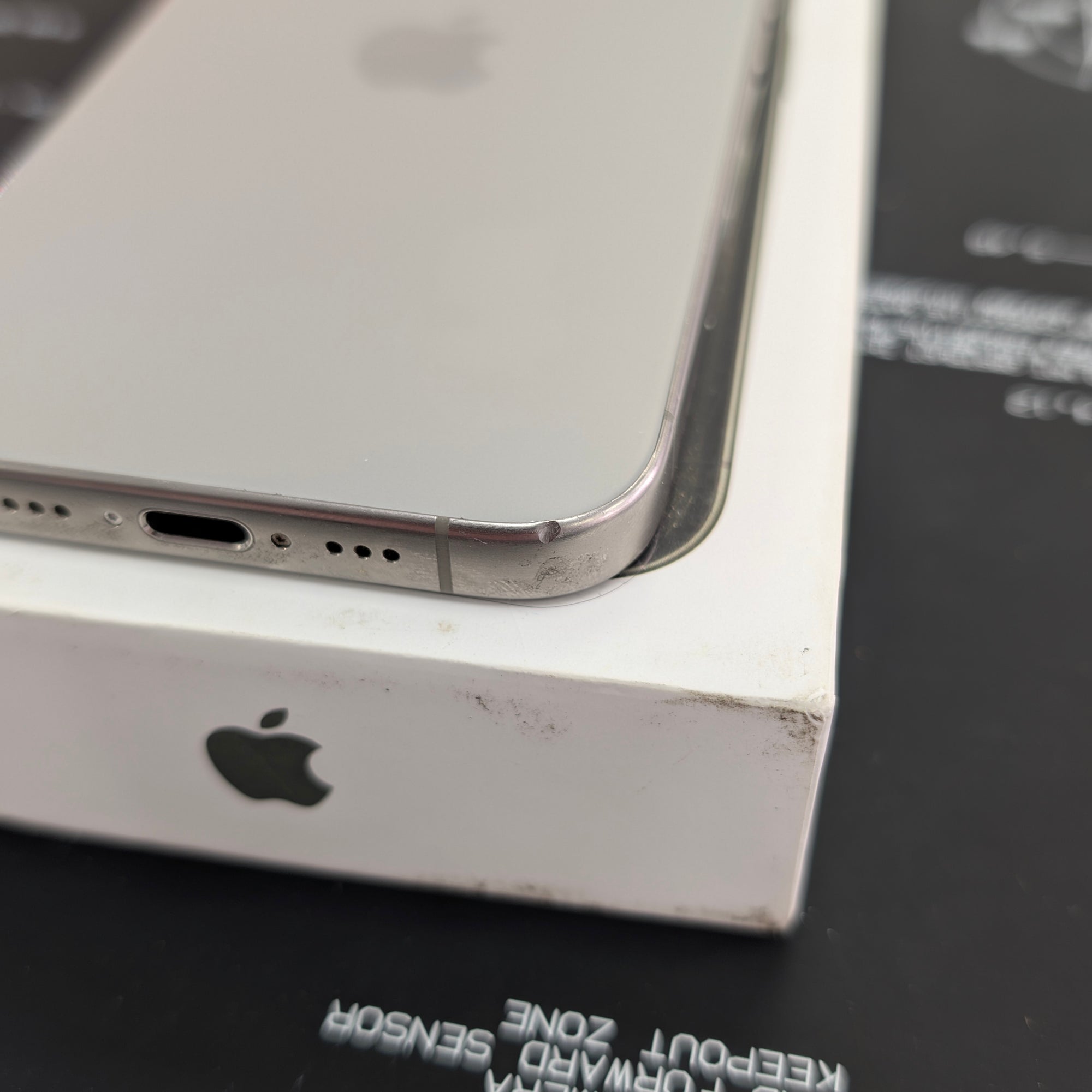 Apple iPhone 15 Pro 128GB - Natural Titanium - 100% Battery Health