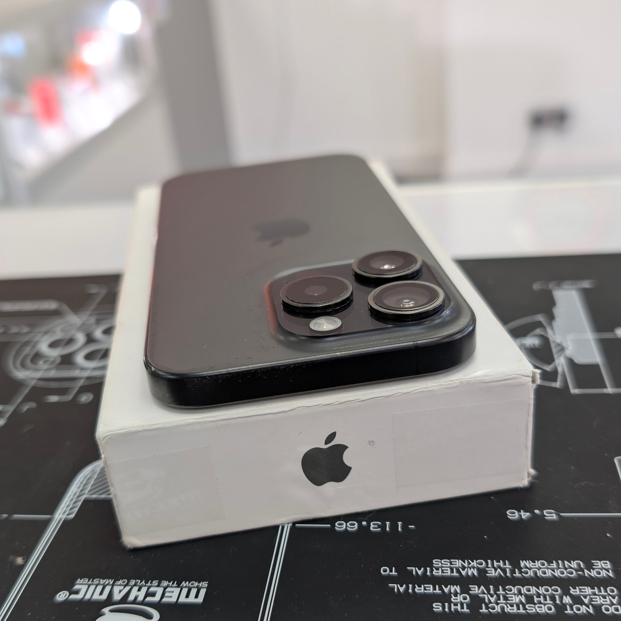 Apple iPhone 15 Pro 128GB Black Titanium - 100% Battery Health